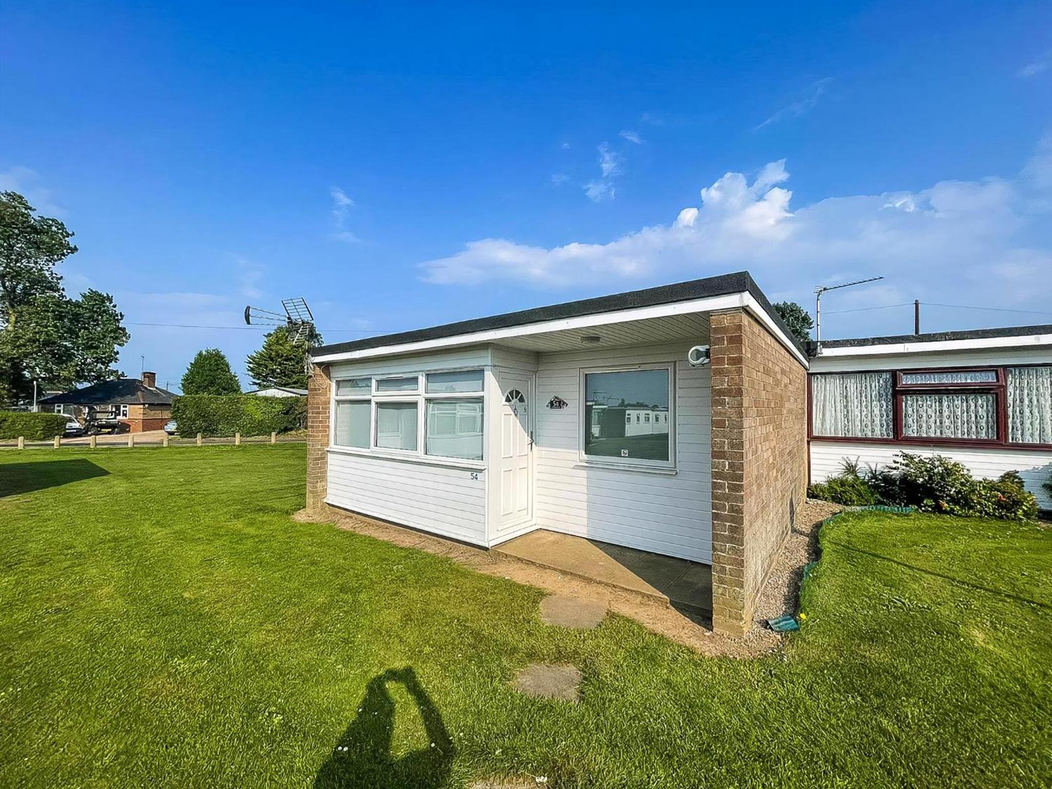 Beautiful Chalet In The Seaside Village Of Scratby, Norfolk Ref 51054S