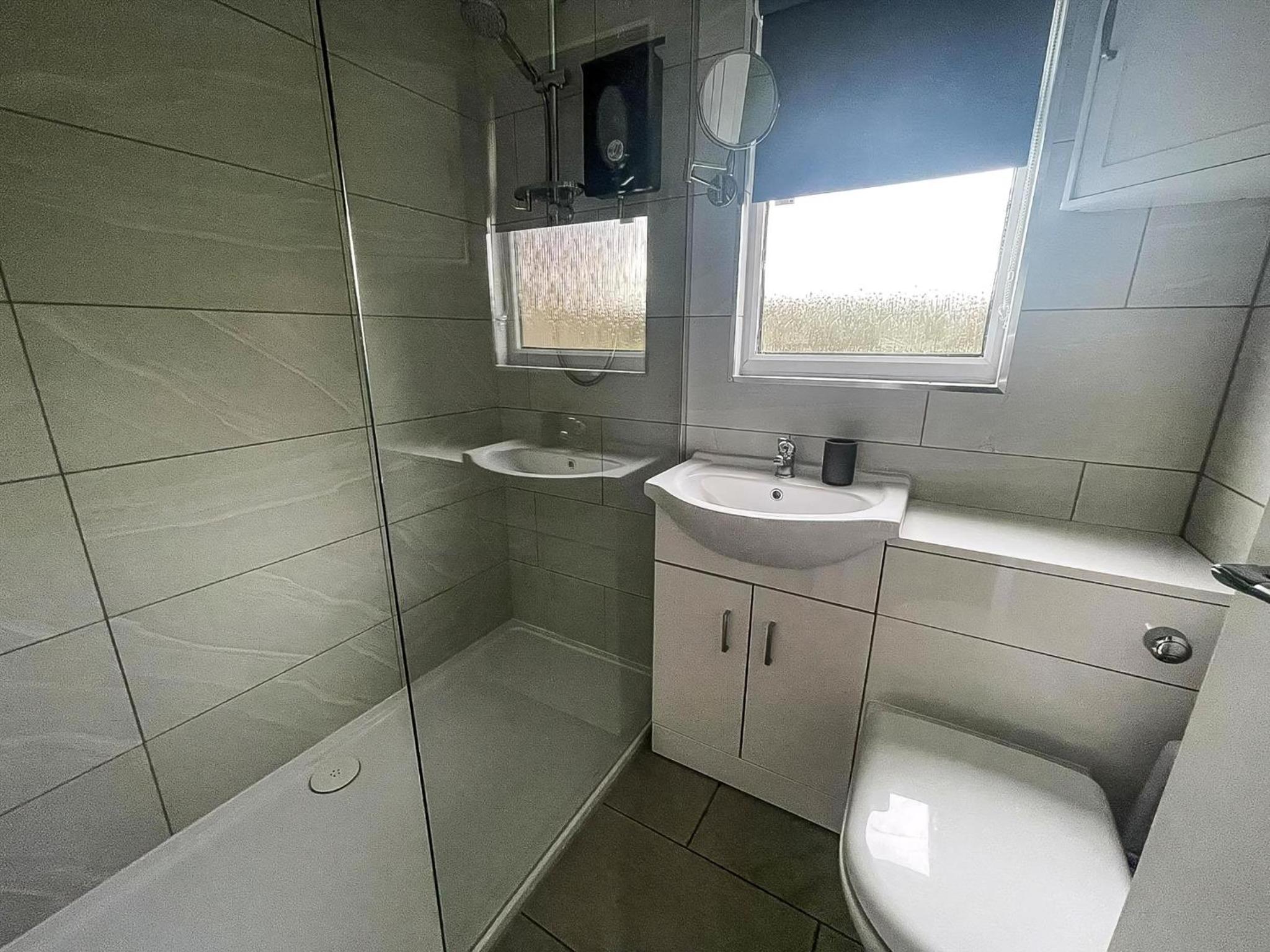 Beautiful Chalet In The Seaside Village Of Scratby, Norfolk Ref 51054S