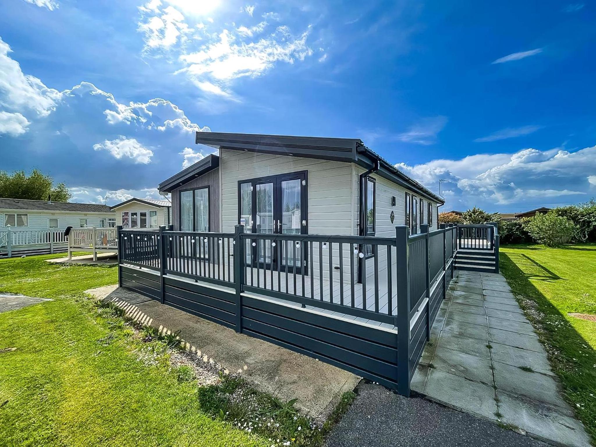 Stunning Lodge With Decking Nearby Hunstanton Beach, Sleeps 6 Ref 23215K