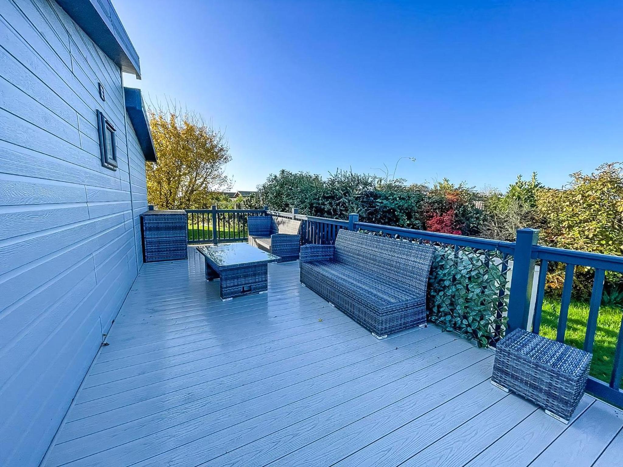 Stunning Lodge With Decking Nearby Hunstanton Beach, Sleeps 6 Ref 23215K