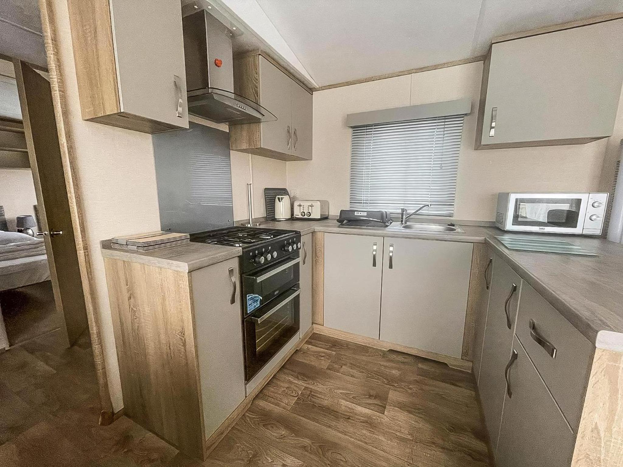 Lovely Caravan With Decking At Manor Park In Hunstanton Ref 23091T view 4