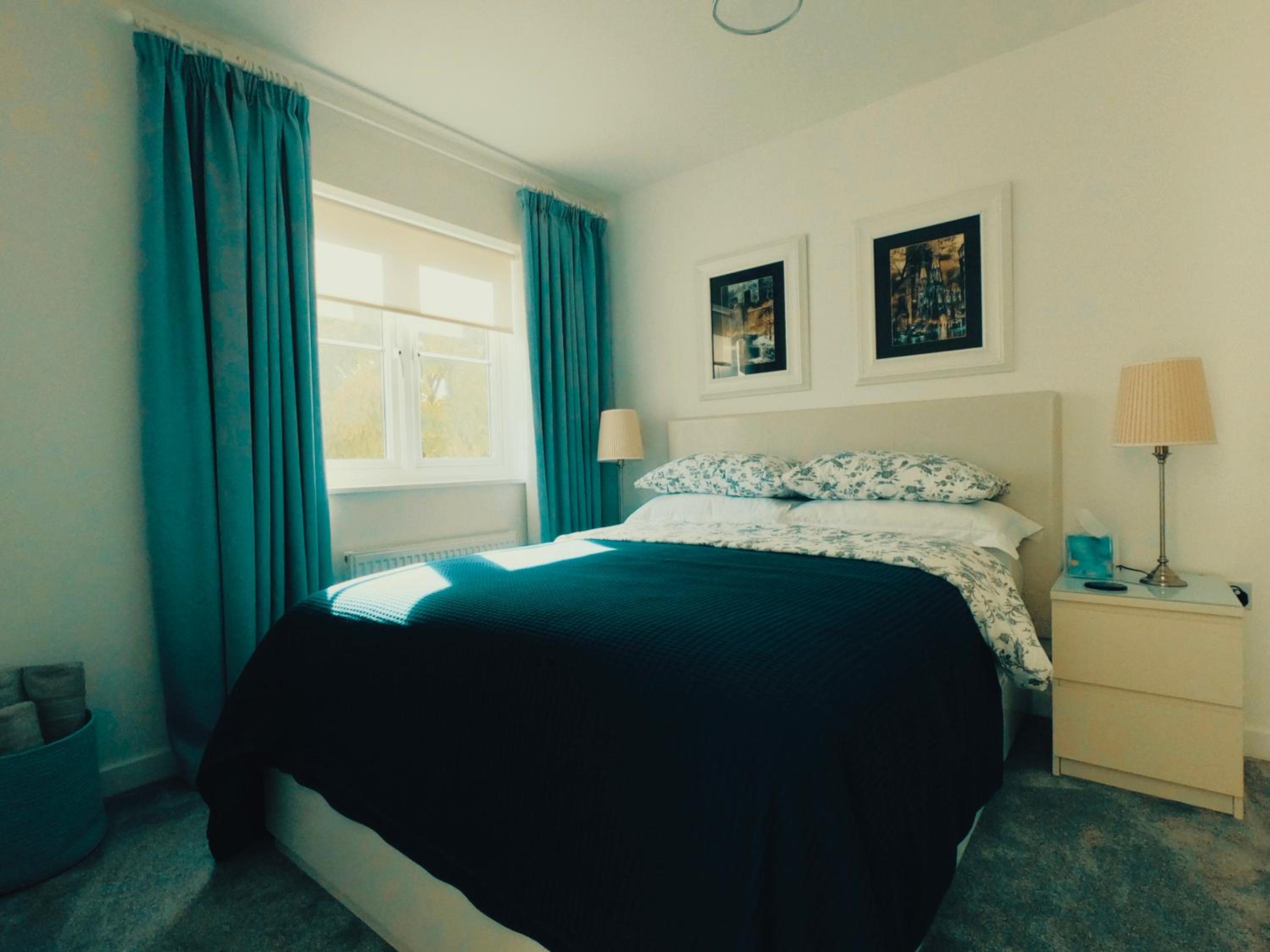3 bed modern townhouse with self check in, sleeps 6, 35mins direct train to London Waterloo, zone 6 view 5