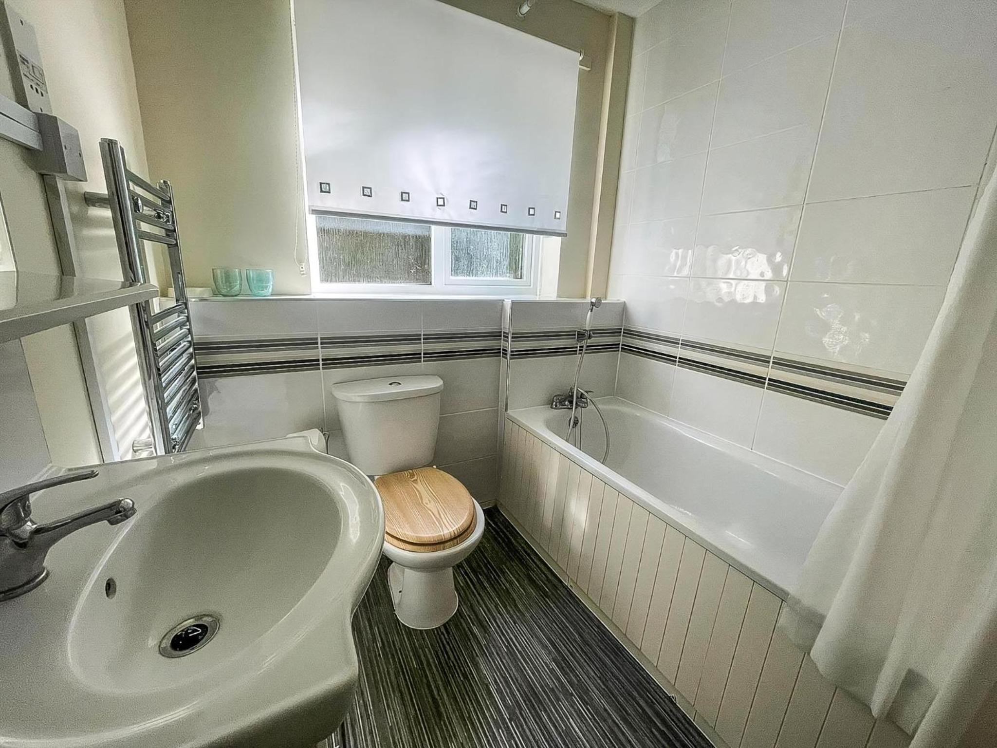 Lovely 5 Berth Chalet In The Coastal Village Of Hemsby Ref 18164B