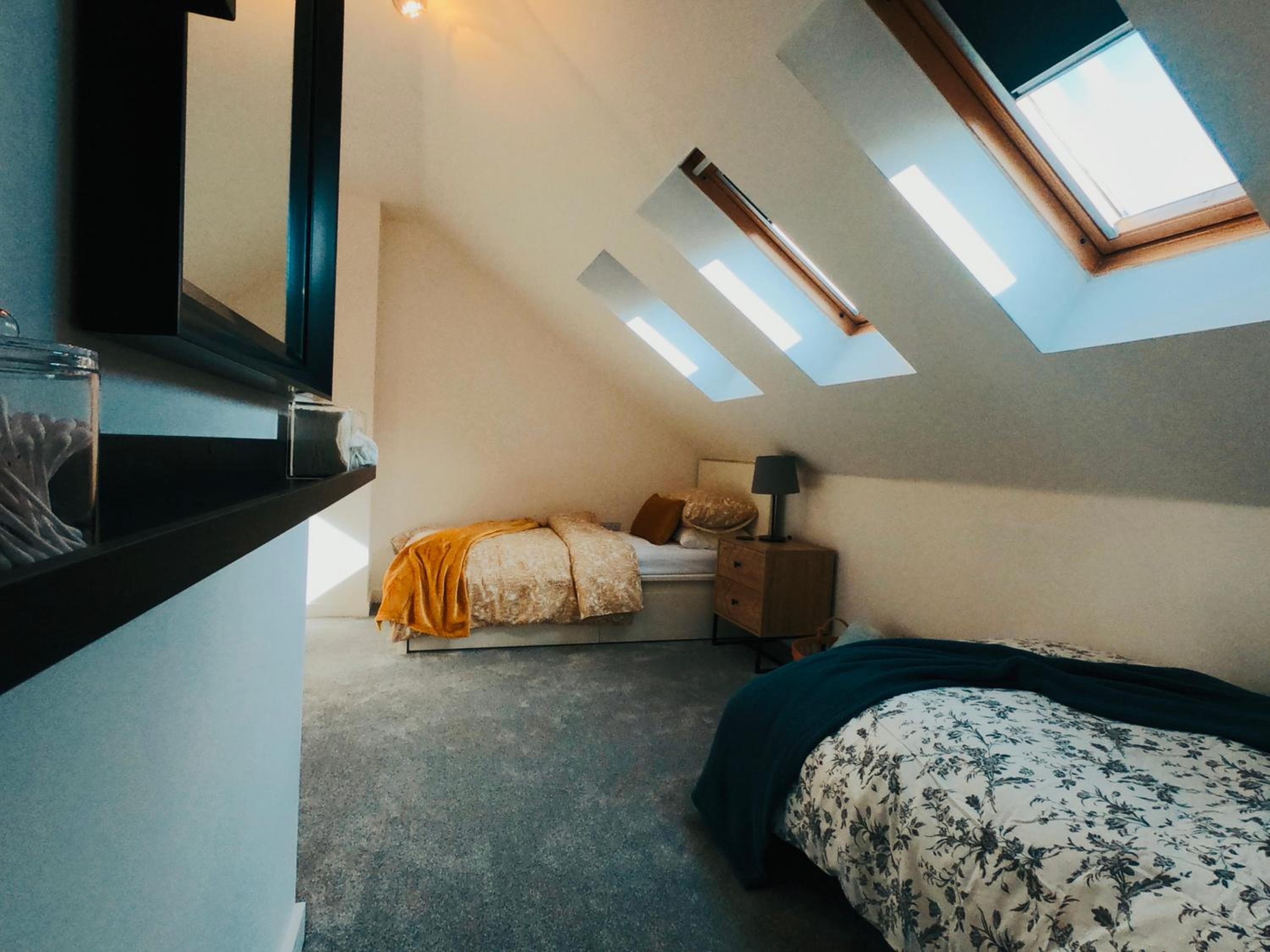 3 bed modern townhouse with self check in, sleeps 6, 35mins direct train to London Waterloo, zone 6 view 4