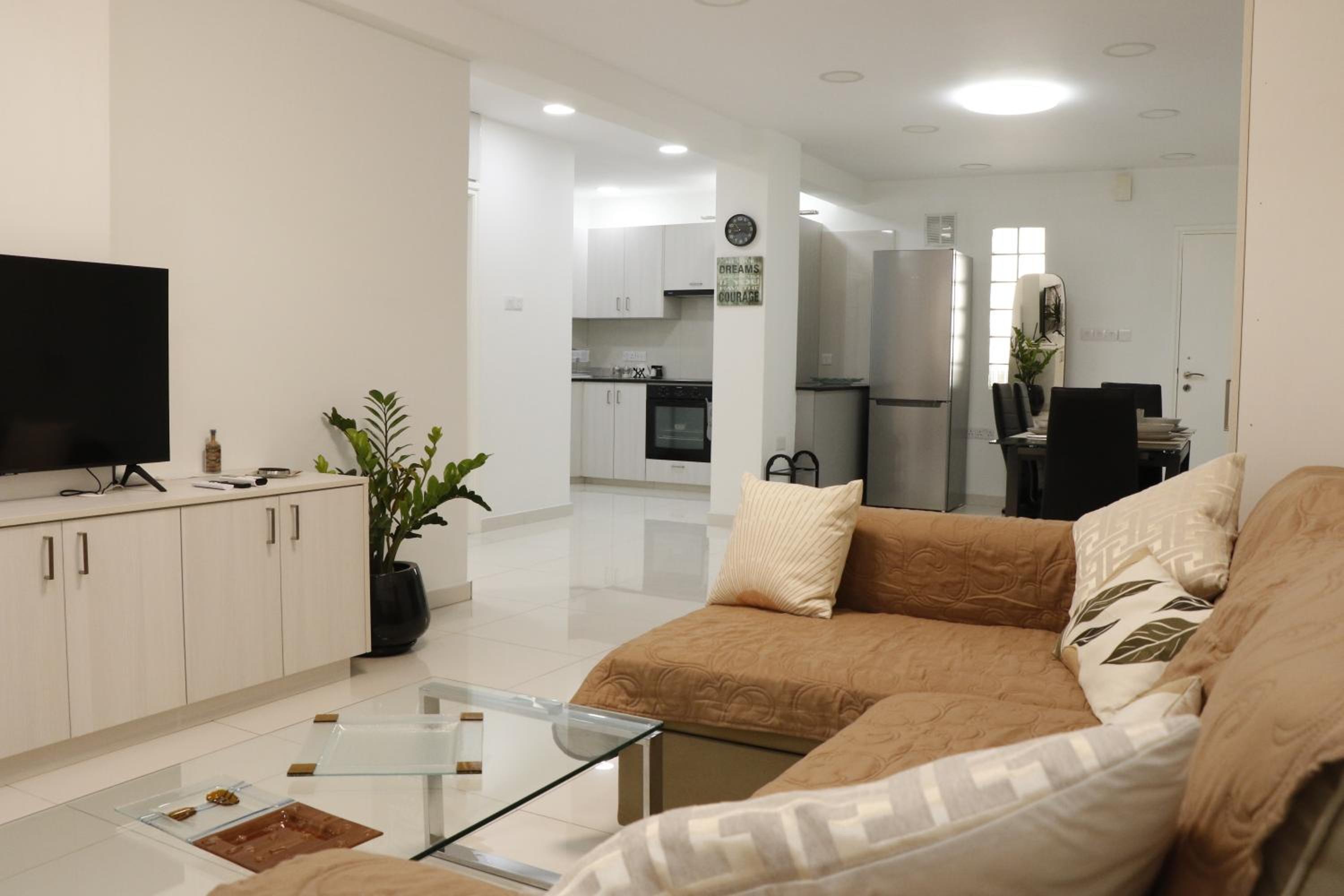 Spacious Apartment, NEAR PINIKOUDES BEACH