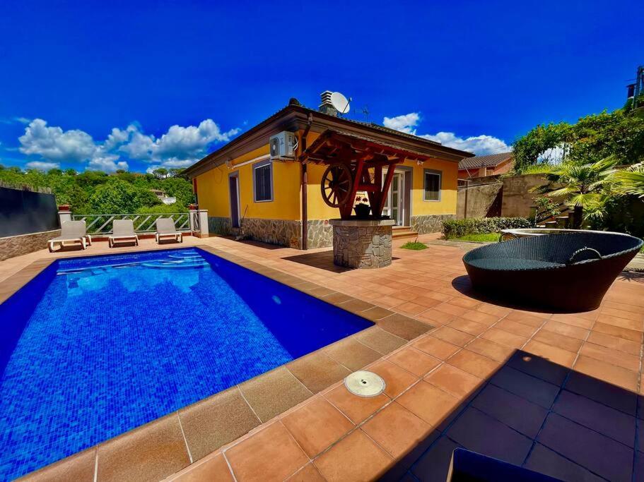 Hotel Maravillosa villa con piscina y barbacoa - Image 1