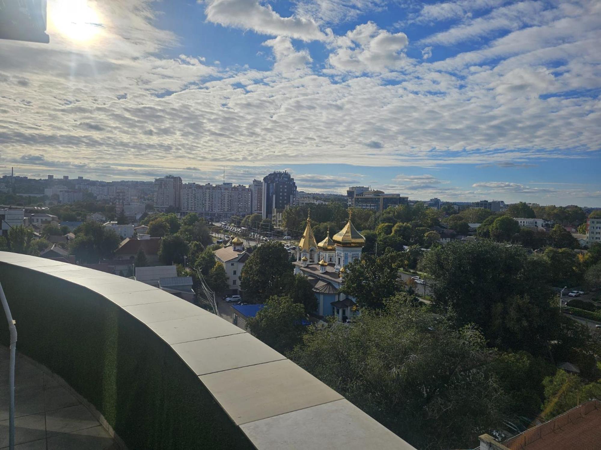 Lux on the centr view 4