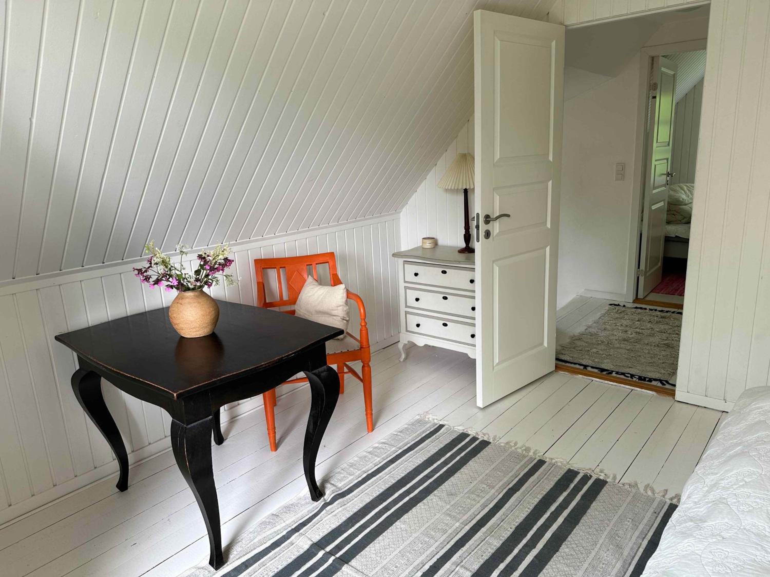 Cozy Thatched Cottage With Modern Décor