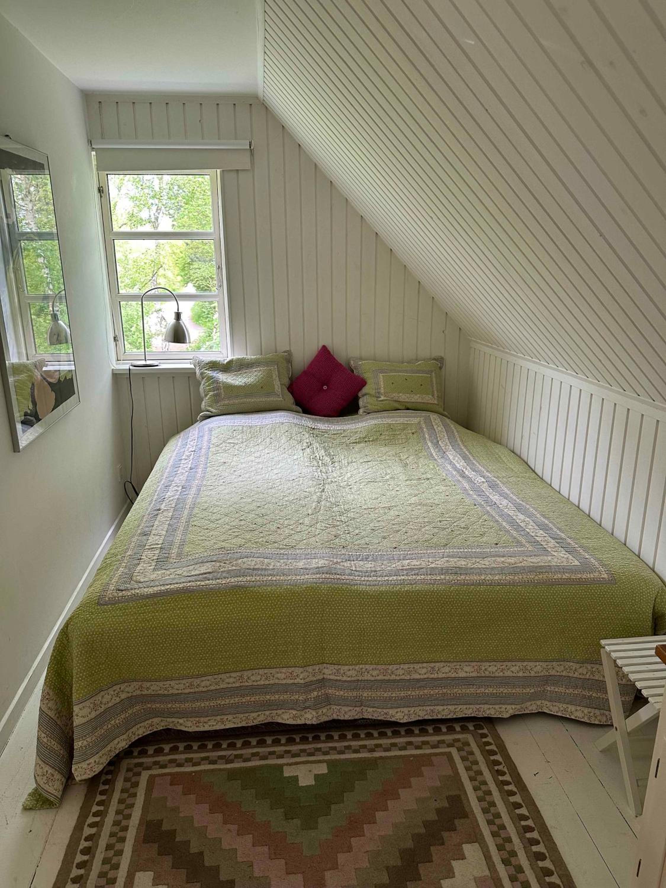 Cozy Thatched Cottage With Modern Décor