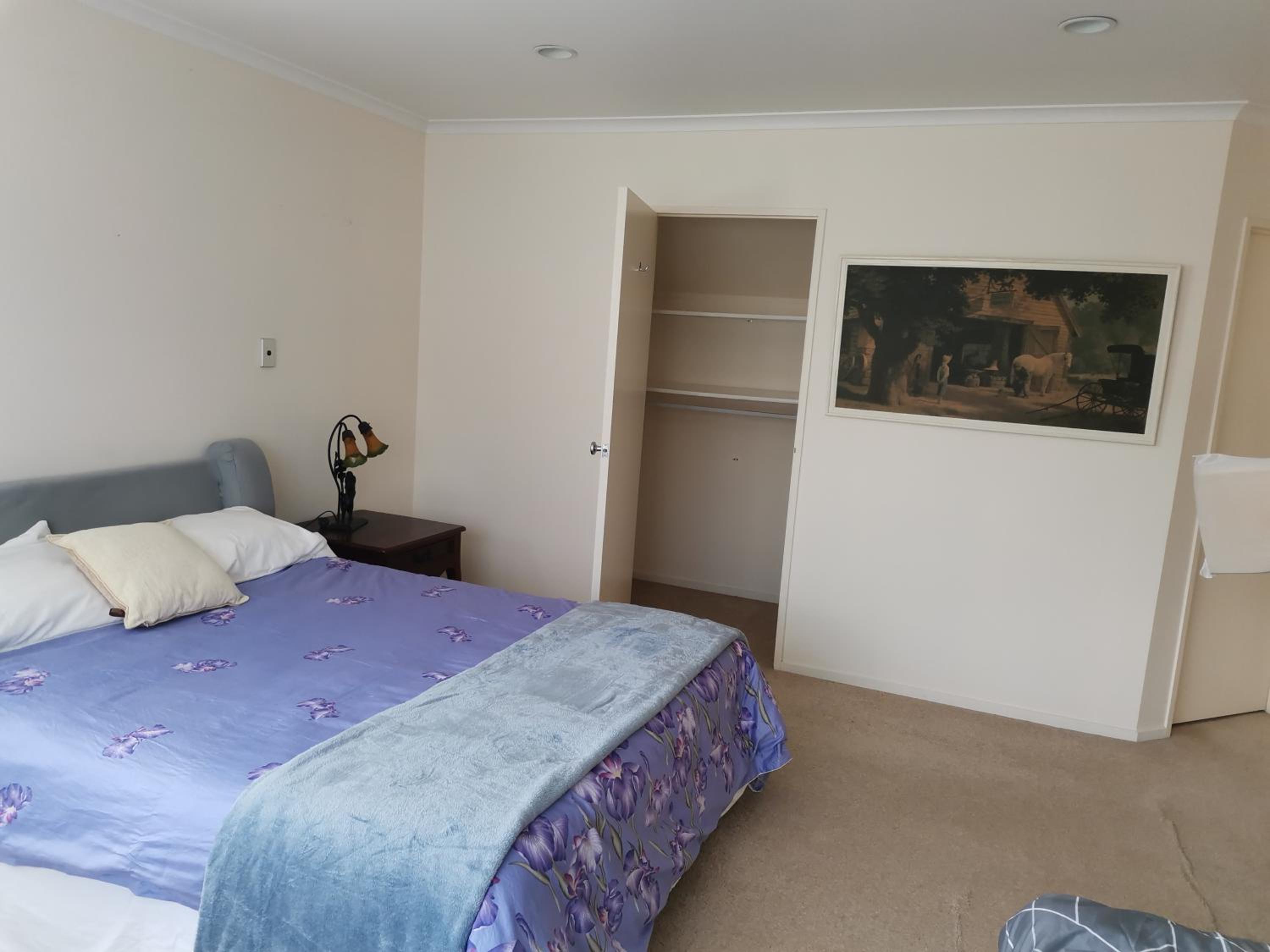 Ensuite room1 near Half Moon Bay view 4
