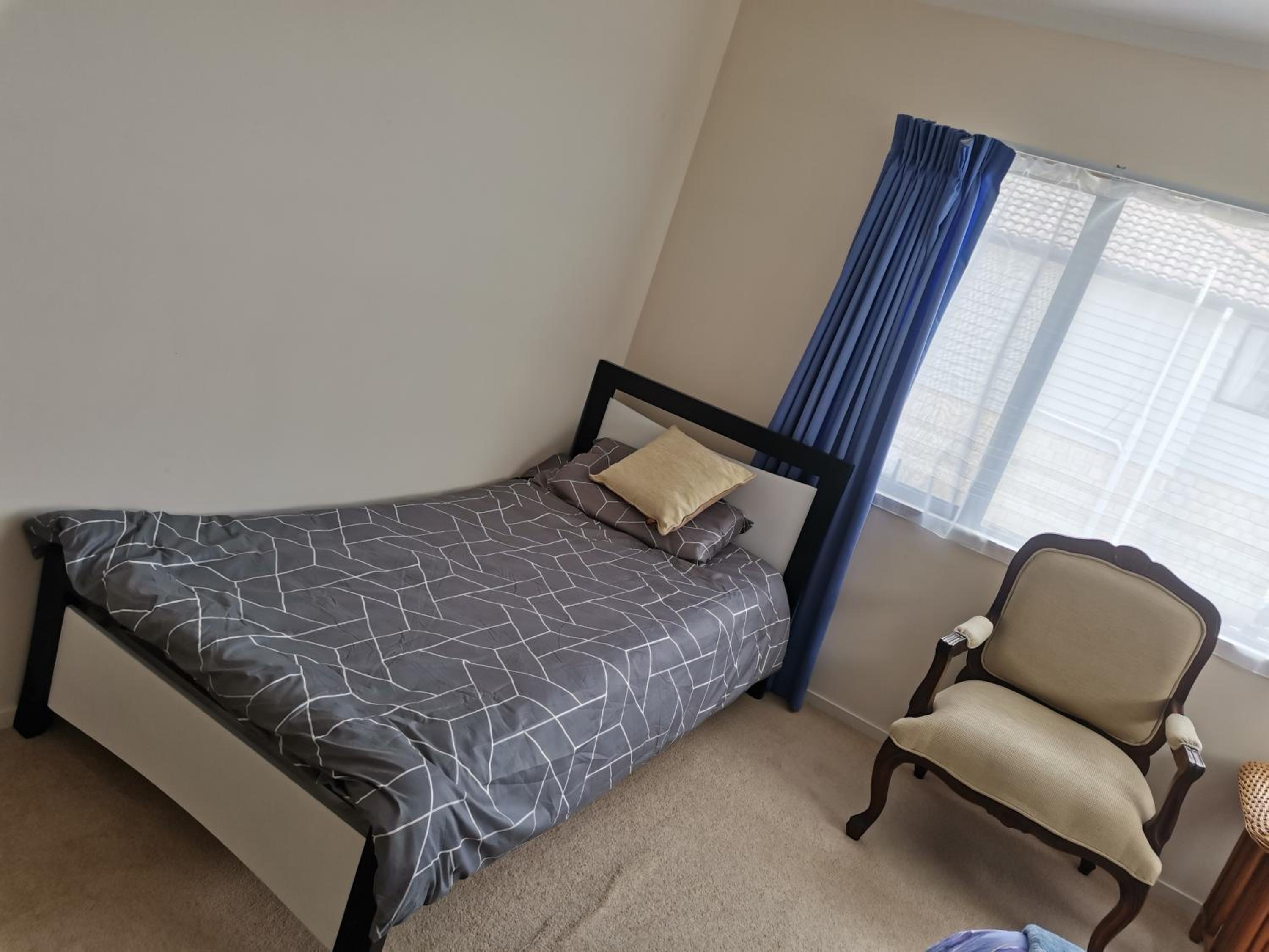 Ensuite room1 near Half Moon Bay view 3