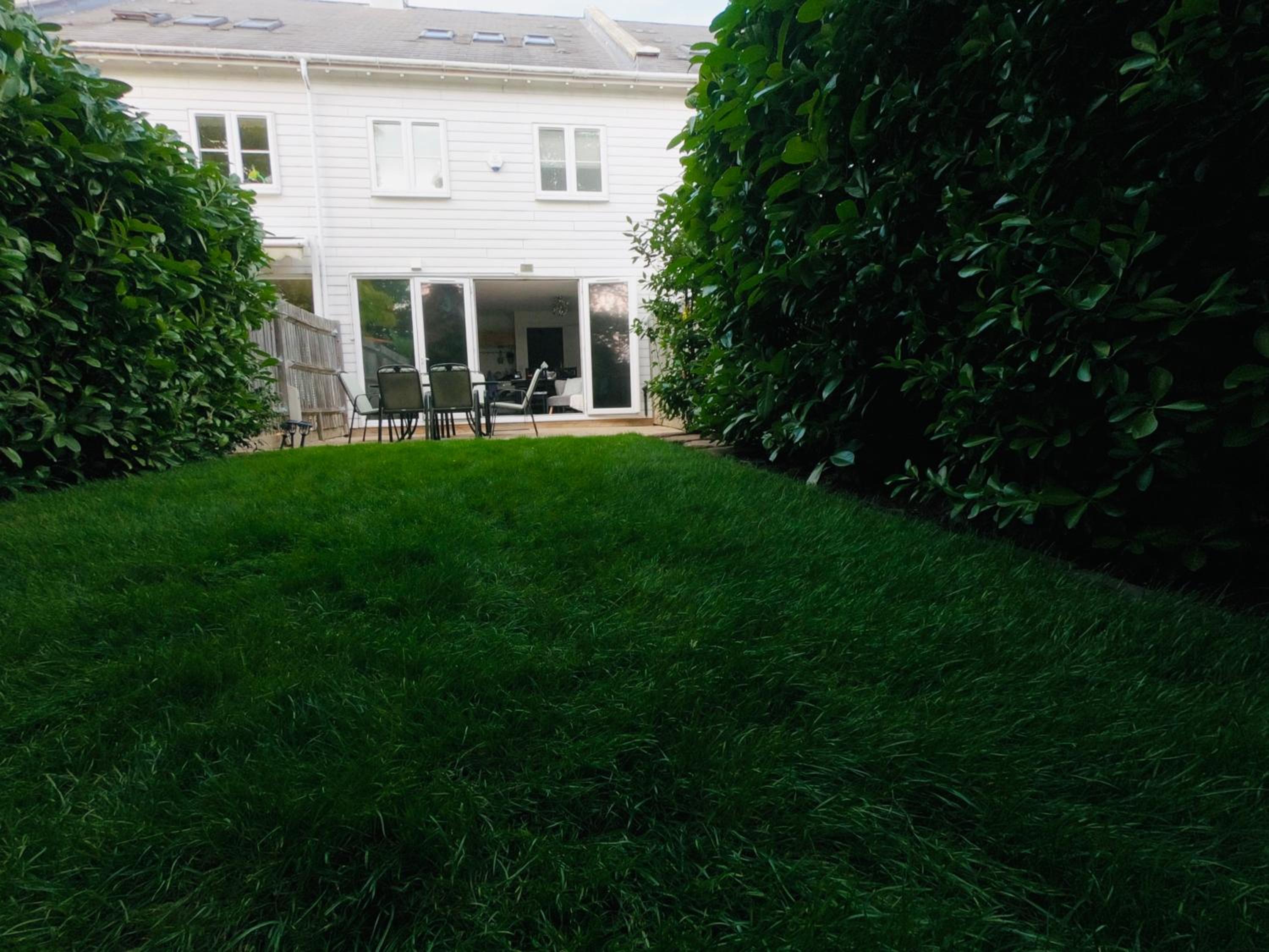 3 bed modern townhouse with self check in, sleeps 6, 35mins direct train to London Waterloo, zone 6 view 2