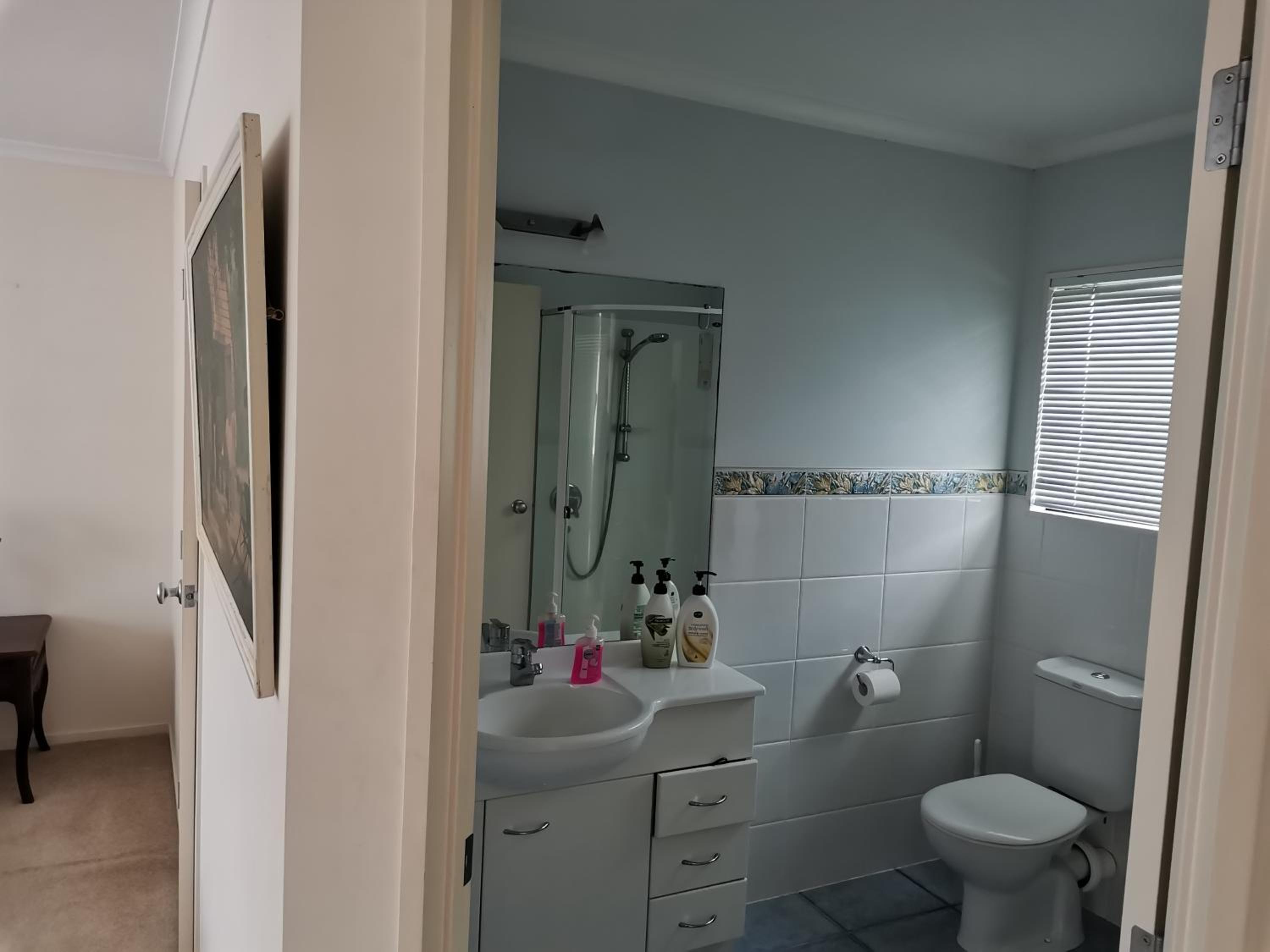 Ensuite room1 near Half Moon Bay view 5