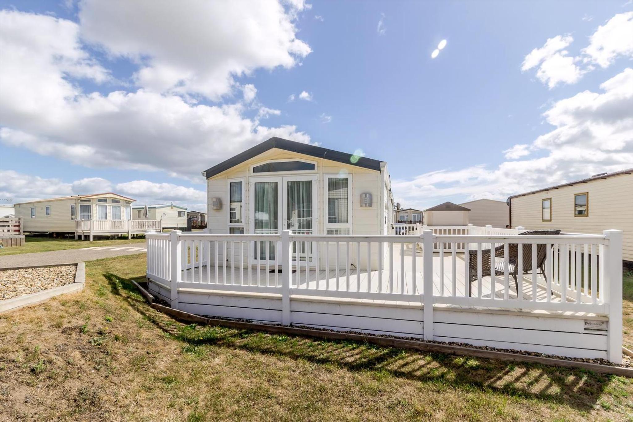 Beautiful, Pet Friendly Caravan By The Beach In Suffolk Ref 40126Nd view 4