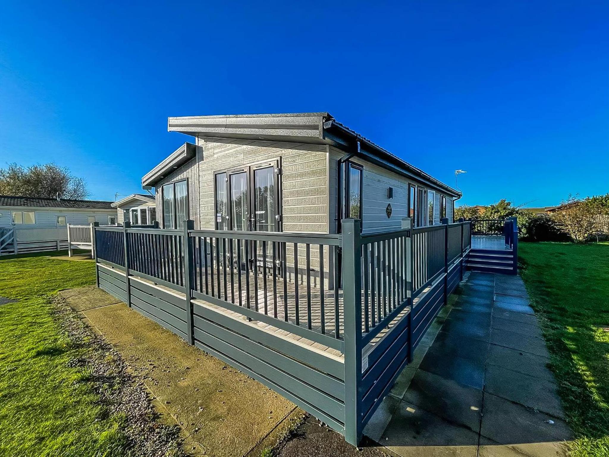 Stunning Lodge With Decking Nearby Hunstanton Beach, Sleeps 6 Ref 23215K
