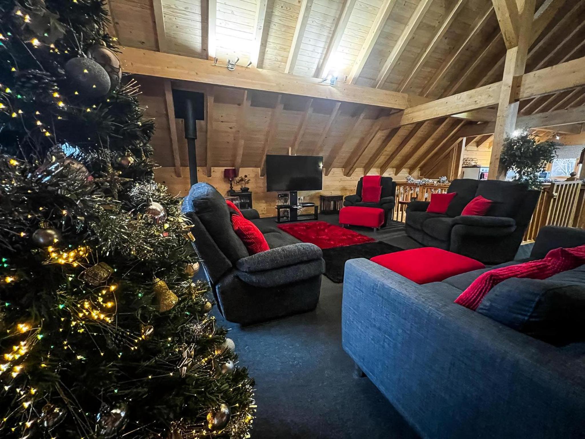 Kings Lynn Vacations - Stunning Log Cabin With A Pool Table For Hire In Norfolk, Sleeps 8 Ref 34045Al - Property Image 49