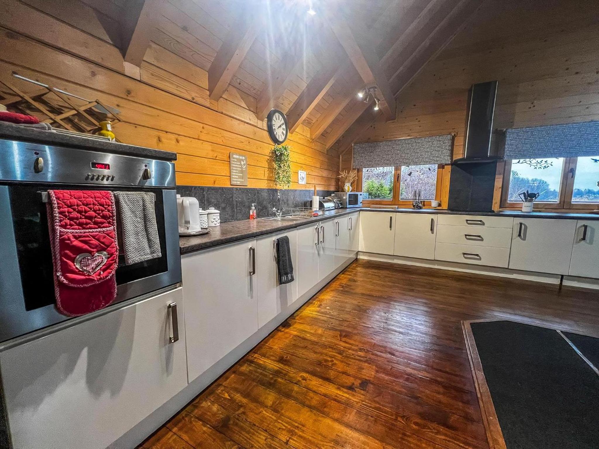 Kings Lynn Vacations - Stunning Log Cabin With A Pool Table For Hire In Norfolk, Sleeps 8 Ref 34045Al - Property Image 54