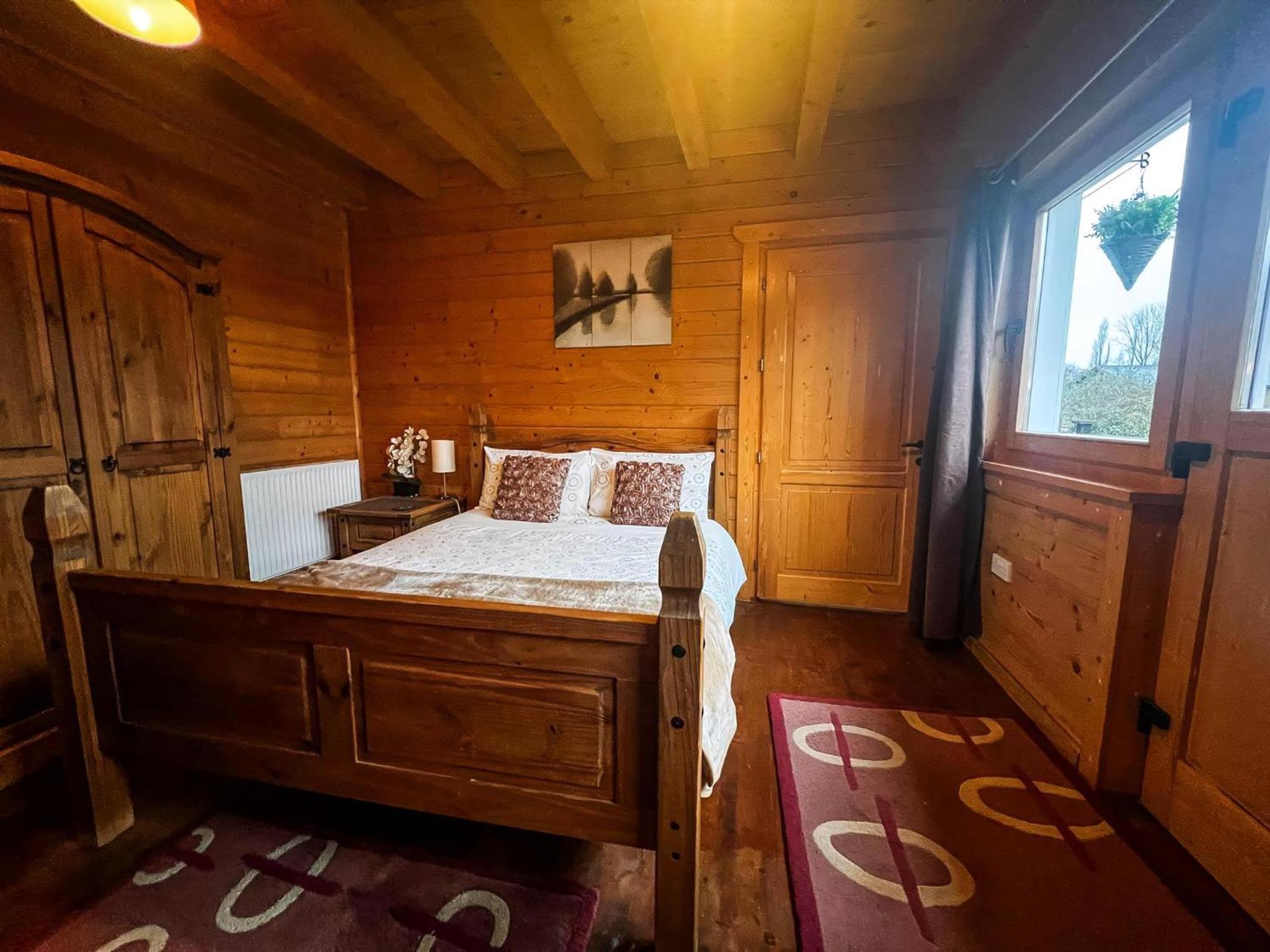 Kings Lynn Vacations - Stunning Log Cabin With A Pool Table For Hire In Norfolk, Sleeps 8 Ref 34045Al - Property Image 7
