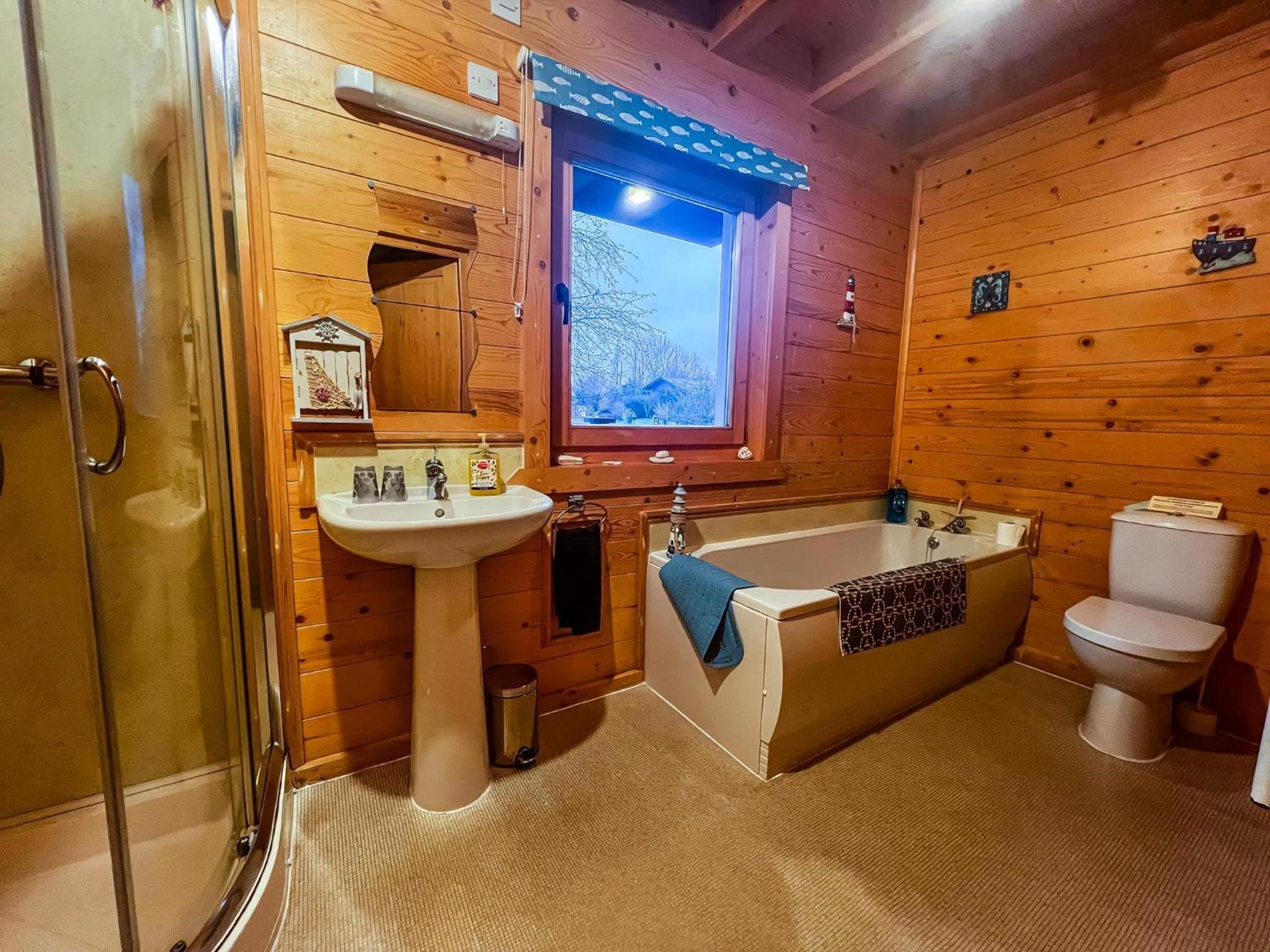 Kings Lynn Vacations - Stunning Log Cabin With A Pool Table For Hire In Norfolk, Sleeps 8 Ref 34045Al - Property Image 8