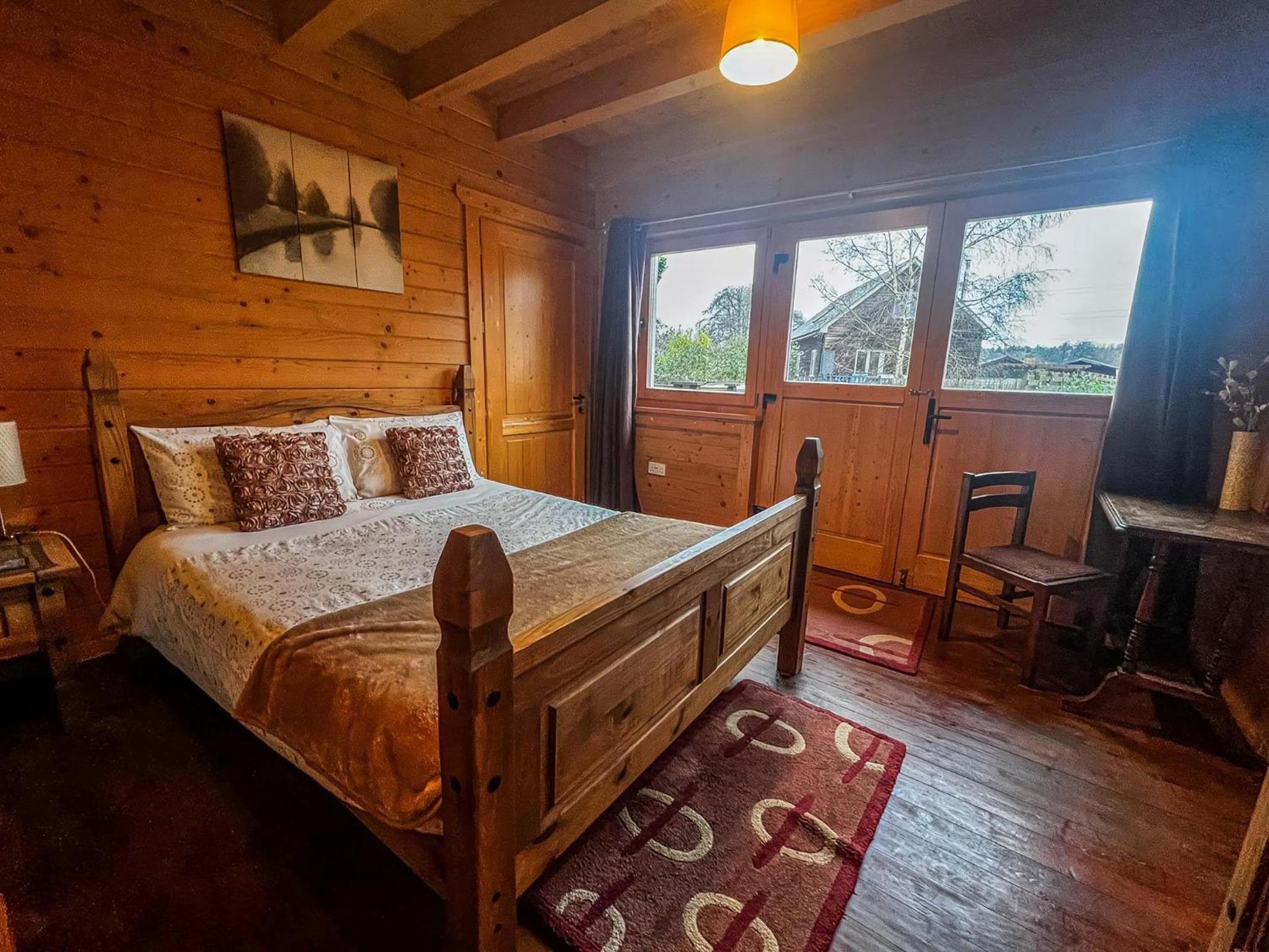 Kings Lynn Vacations - Stunning Log Cabin With A Pool Table For Hire In Norfolk, Sleeps 8 Ref 34045Al - Property Image 9