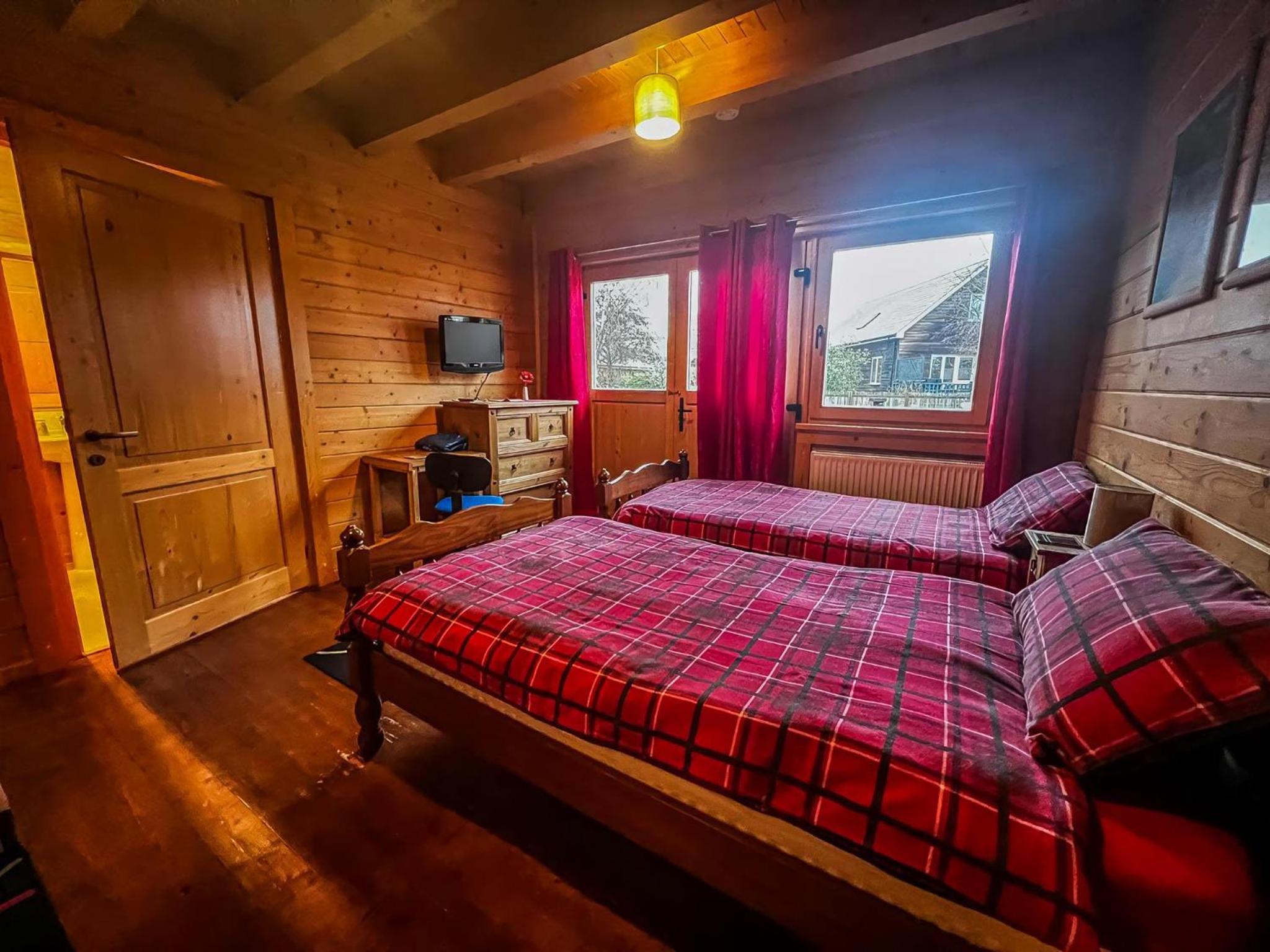Kings Lynn Vacations - Stunning Log Cabin With A Pool Table For Hire In Norfolk, Sleeps 8 Ref 34045Al - Property Image 11