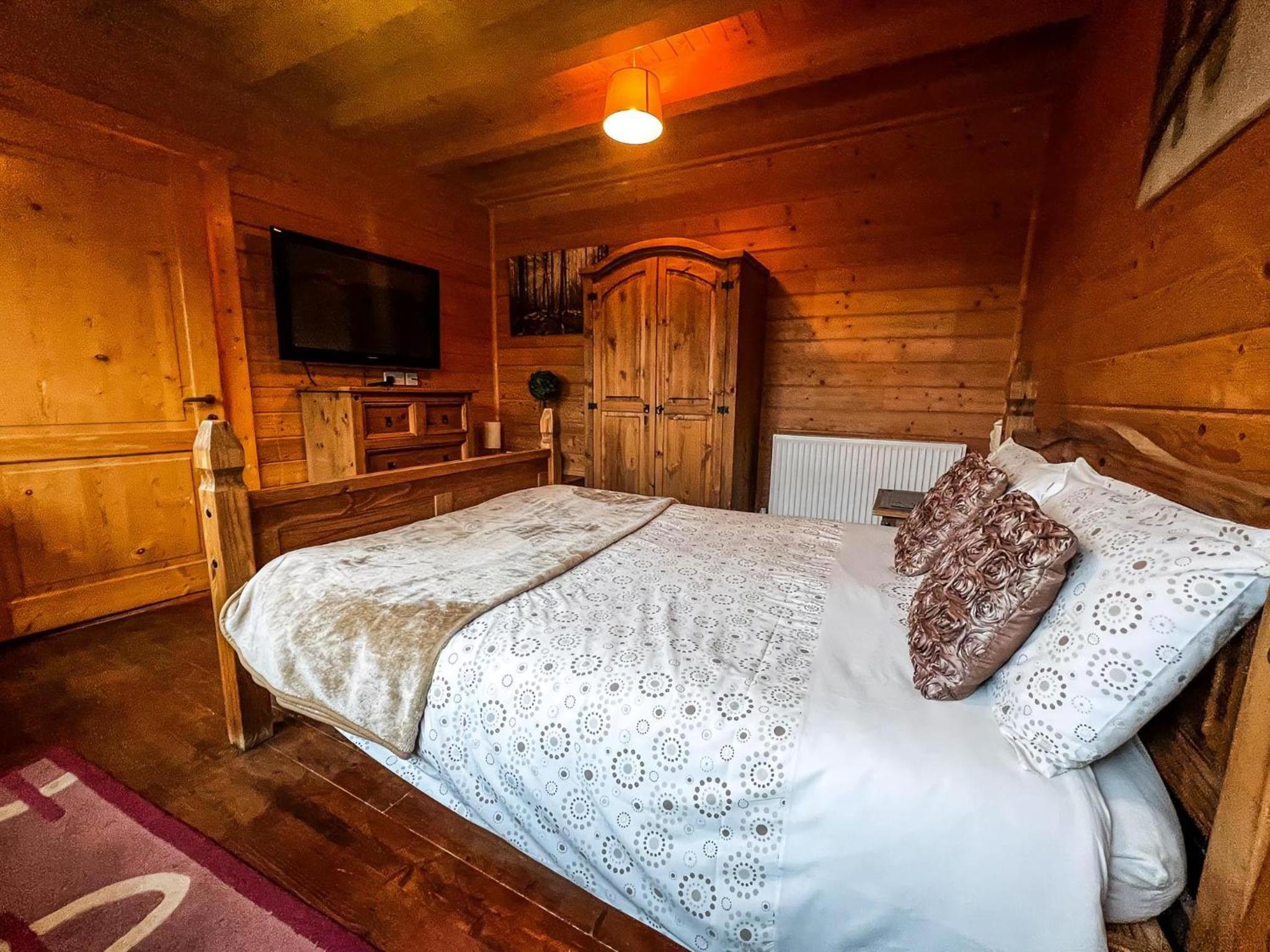 Kings Lynn Vacations - Stunning Log Cabin With A Pool Table For Hire In Norfolk, Sleeps 8 Ref 34045Al - Property Image 13