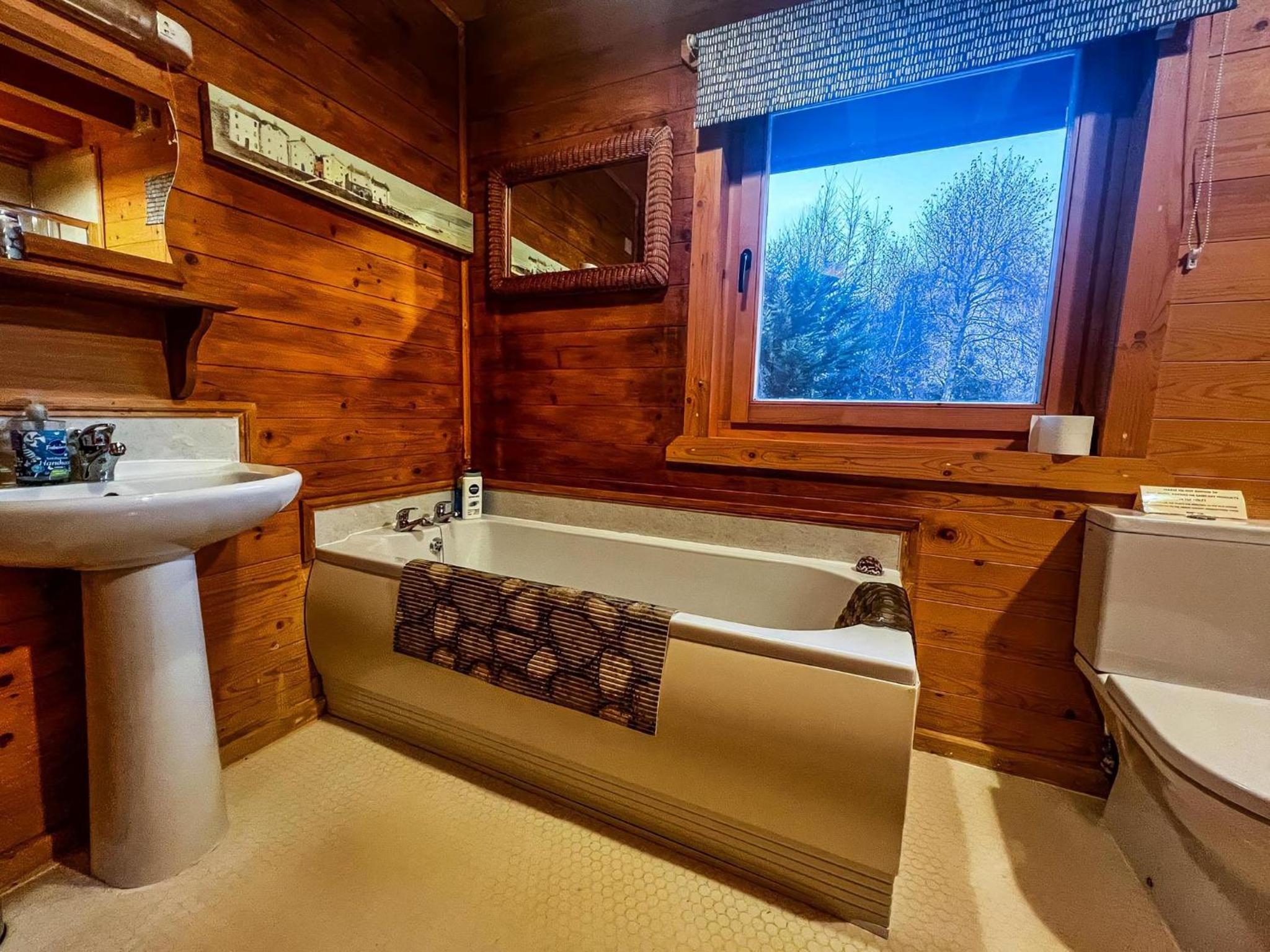 Kings Lynn Vacations - Stunning Log Cabin With A Pool Table For Hire In Norfolk, Sleeps 8 Ref 34045Al - Property Image 14