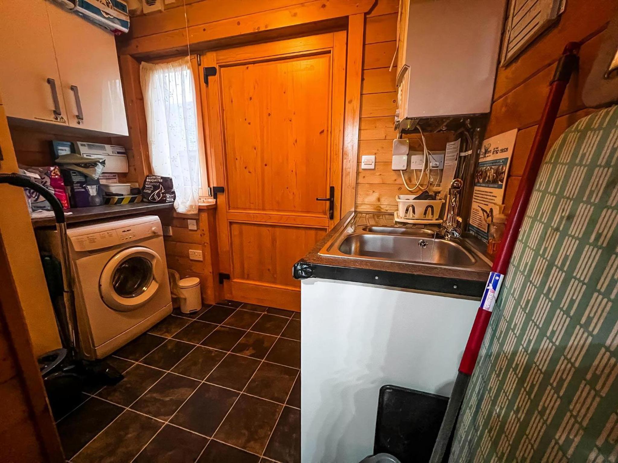 Kings Lynn Vacations - Stunning Log Cabin With A Pool Table For Hire In Norfolk, Sleeps 8 Ref 34045Al - Property Image 15