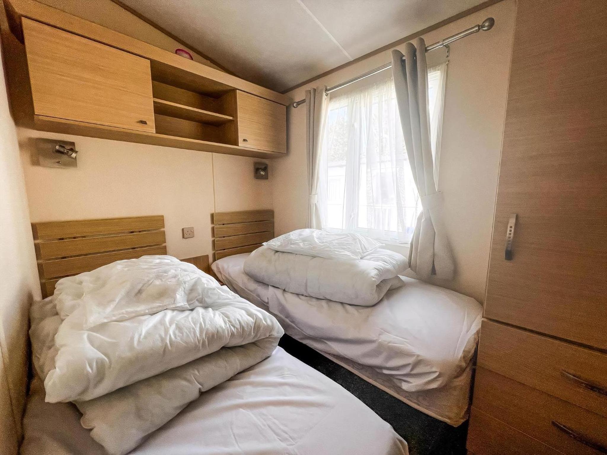 Great 6 Berth Caravan By The Beach At California Cliffs In Scratby Ref 50010L view 4