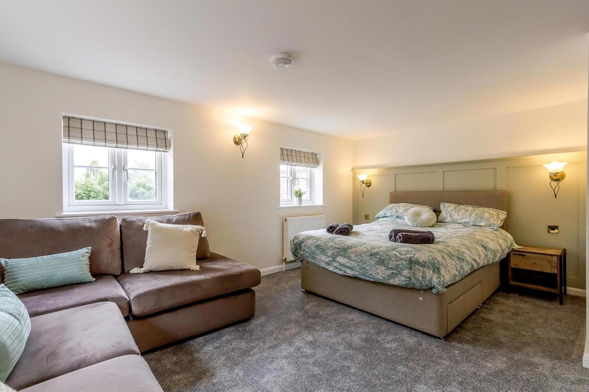 Cottage In Norfolk Sleeps 23 - Private Pool, Fishing Lake, Hot Tub Ref 99008Sc