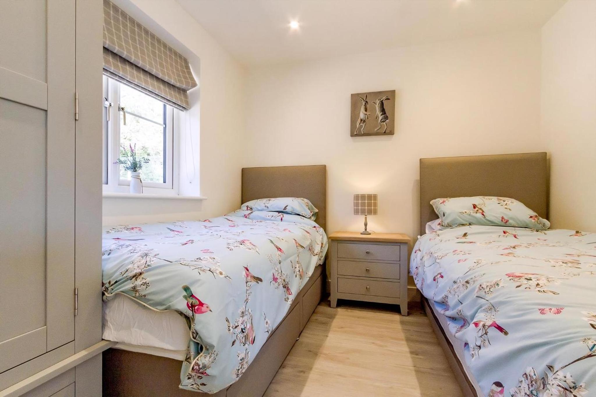 Cottage In Norfolk Sleeps 23 - Private Pool, Fishing Lake, Hot Tub Ref 99008Sc