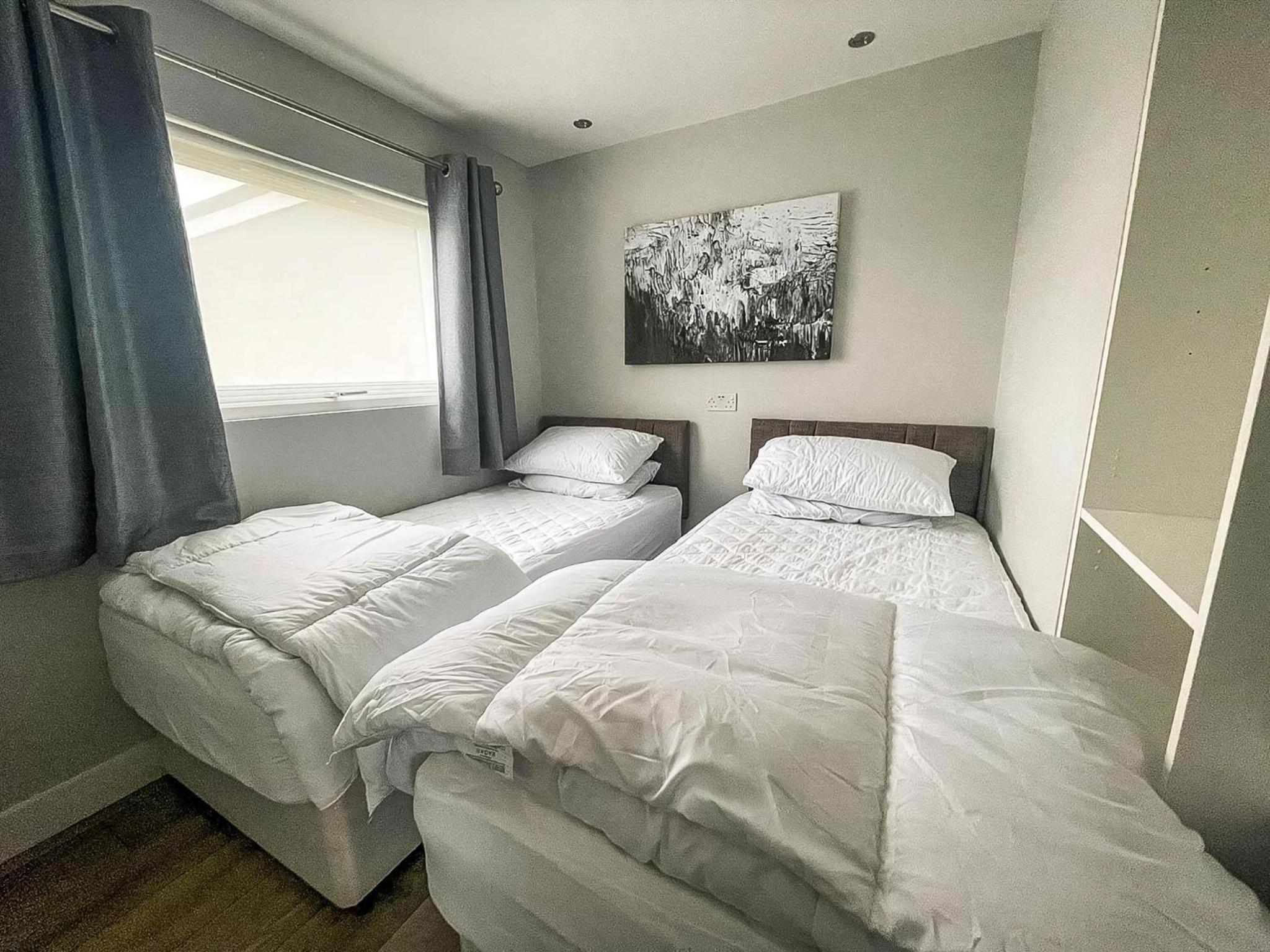 Beautiful Chalet In The Seaside Village Of Scratby, Norfolk Ref 51054S