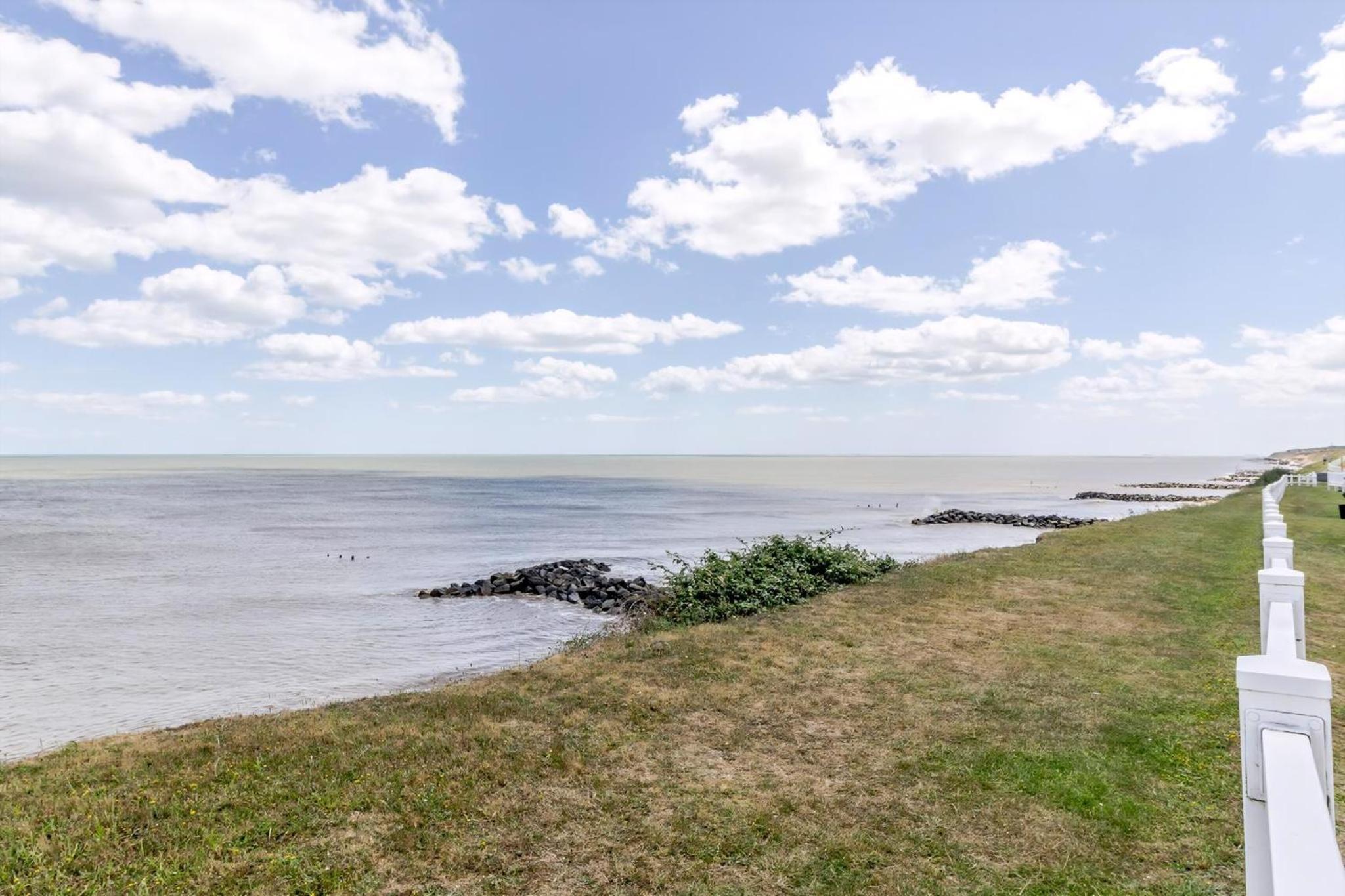 Great Seaside 8 Berth Caravan At Haven Hopton-On-Sea In Norfolk Ref 80010T view 4