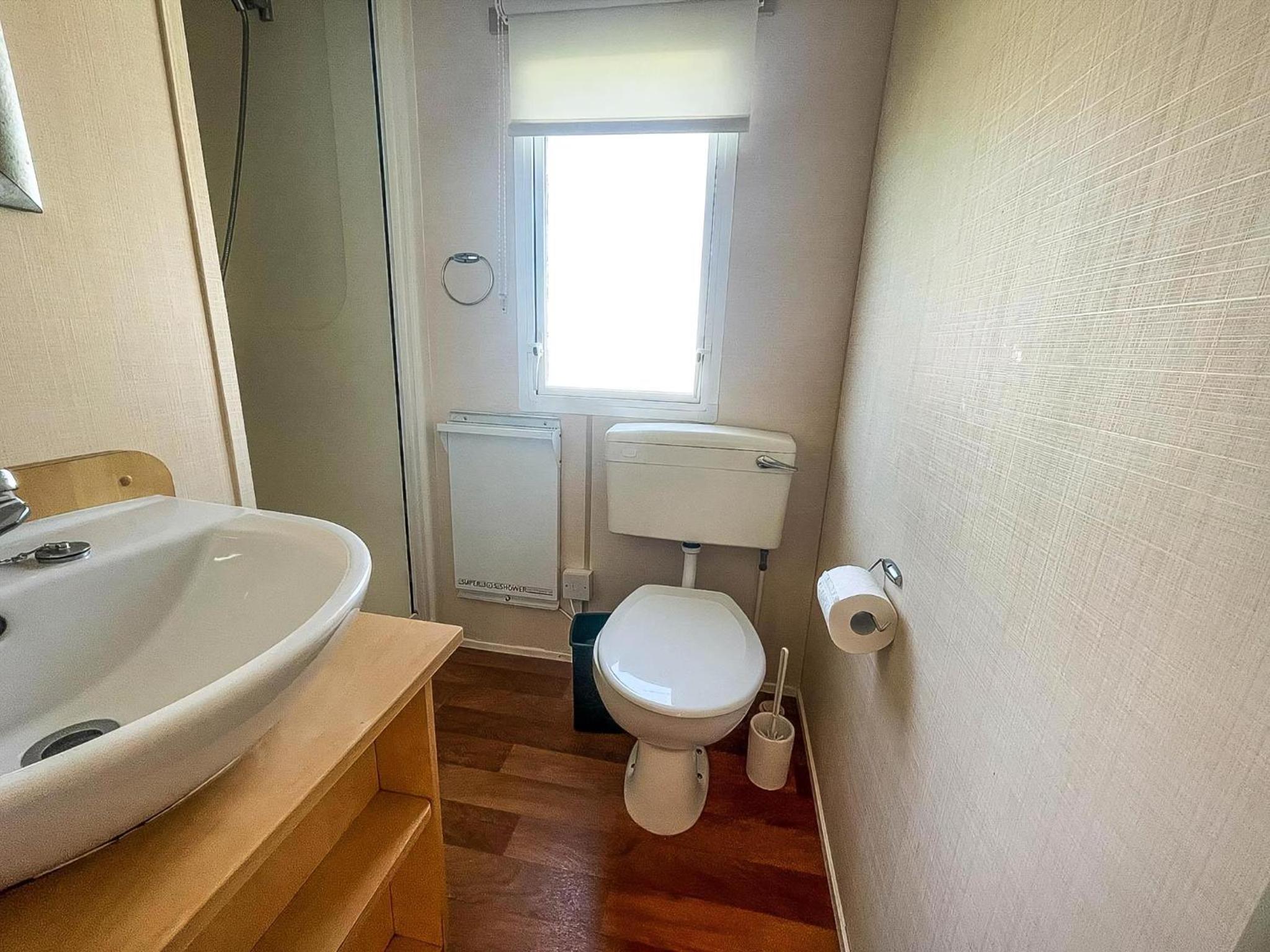 Lovely 6 Berth Caravan At Skipsea Sands Park In Yorkshire Ref 41053Sf view 3
