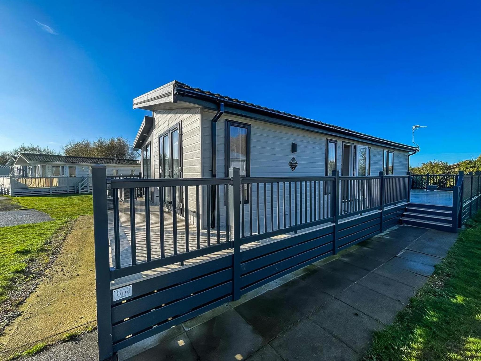 Stunning Lodge With Decking Nearby Hunstanton Beach, Sleeps 6 Ref 23215K