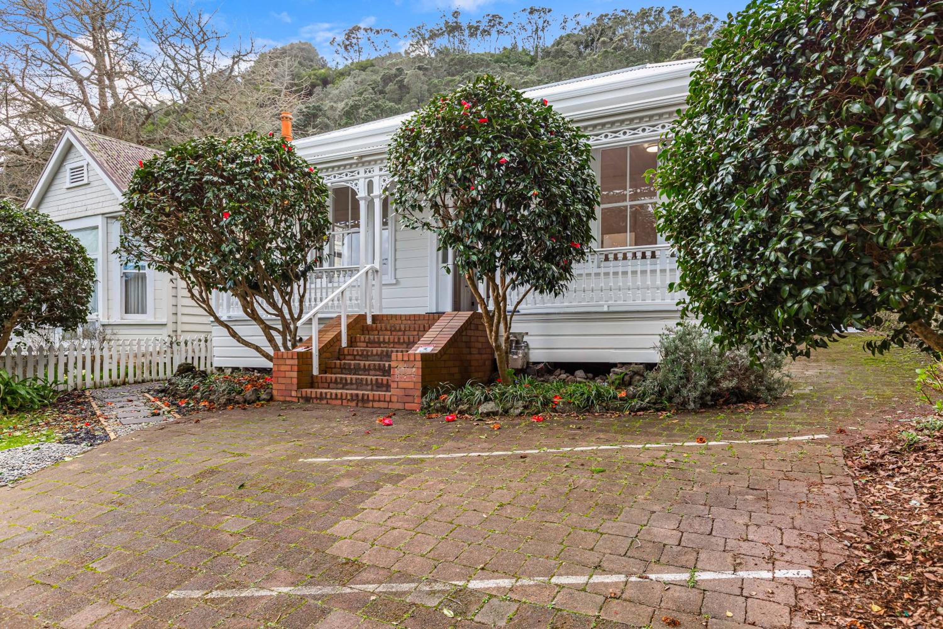 Comfy 4BR Home w Mt Wellington View Zodiak Stays view 2