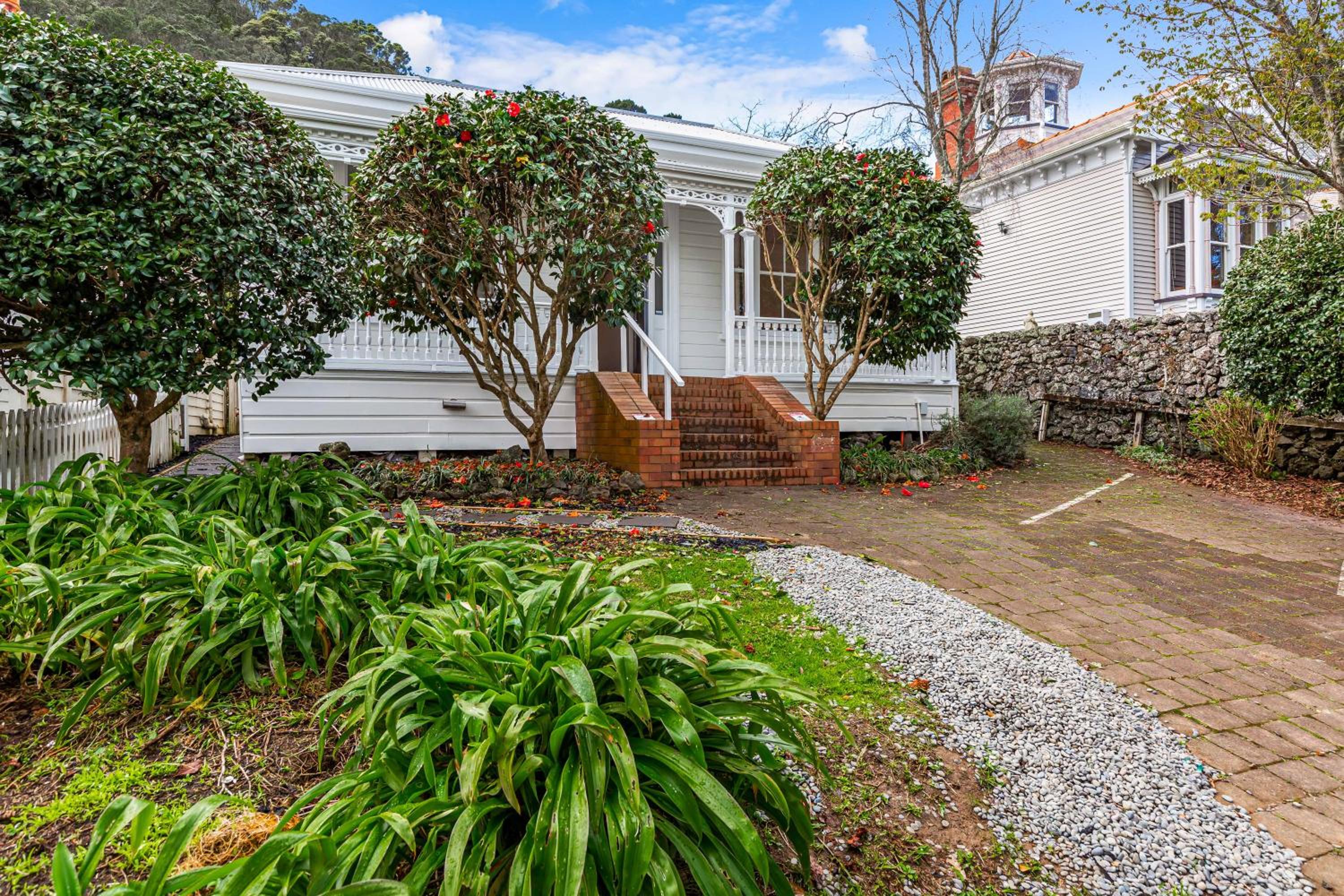 Comfy 4BR Home w Mt Wellington View Zodiak Stays view 3