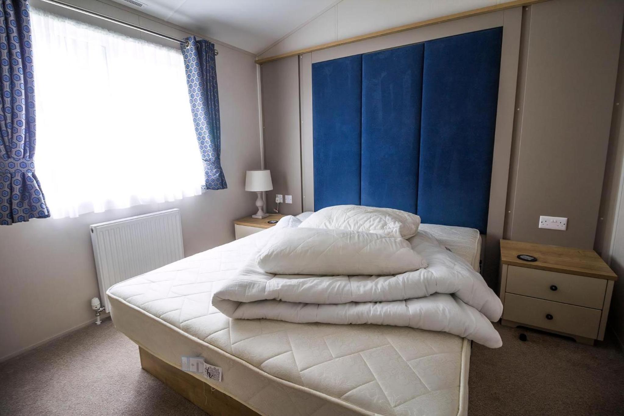 Beautiful 4 Berth Lodge With Decking At Manor Park In Hunstanton Ref 23038C view 3