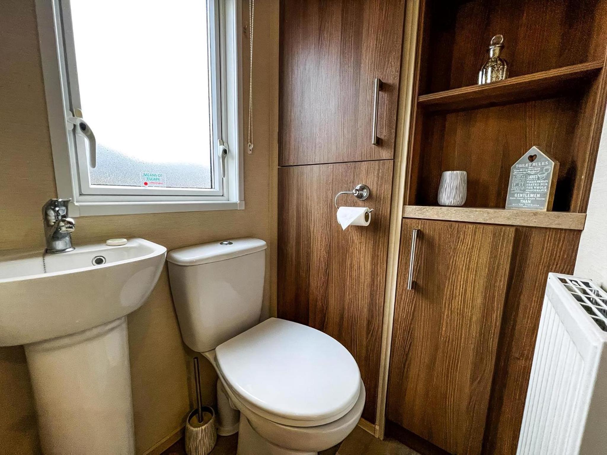Superb Lodge In Rural Norfolk Near Norwich, With Lake Views Fishing Ref 16018H view 5