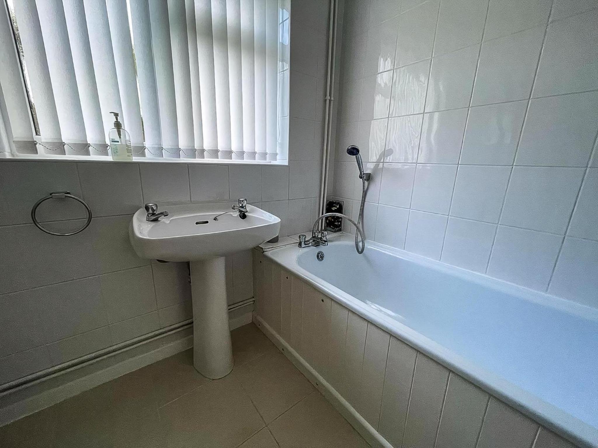 Superb Chalet Close To Hemsby Beach With A Modern Interior, Sleeps 5 Ref 18151B view 5