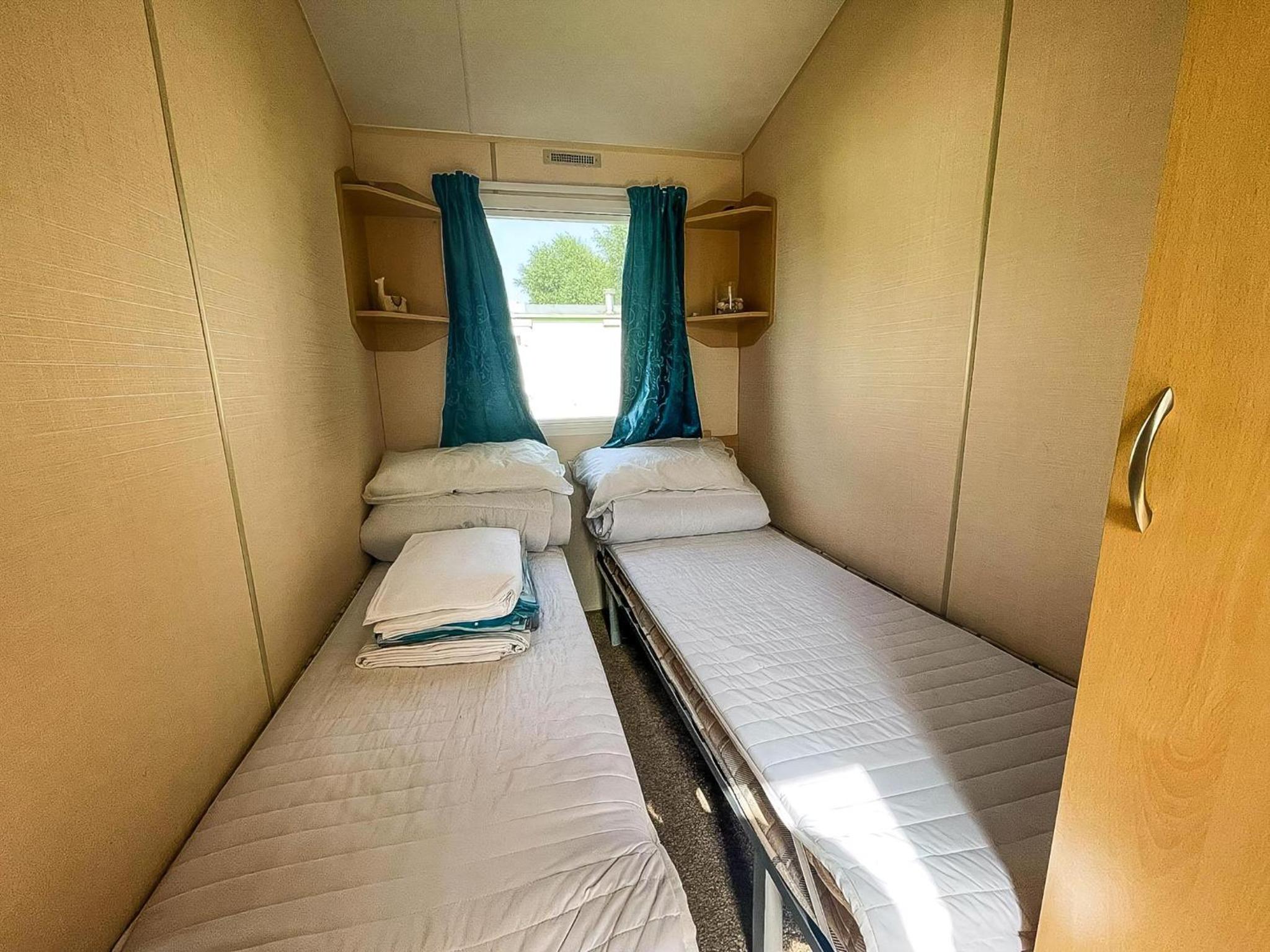Lovely 6 Berth Caravan At Skipsea Sands Park In Yorkshire Ref 41053Sf view 4