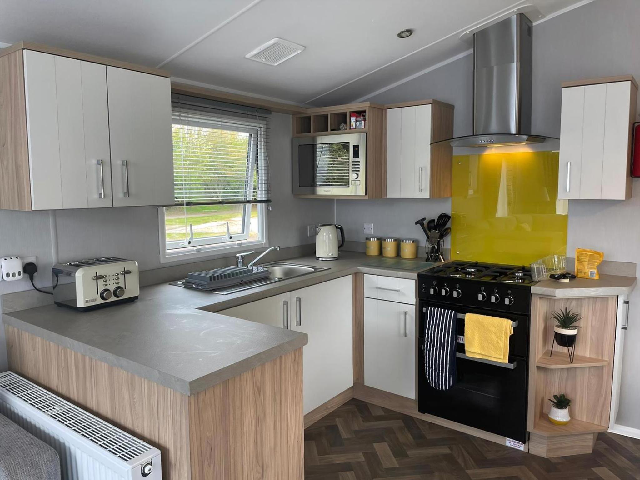 Beautiful 6 Berth Caravan At Southview Holiday Park In Skegness Ref 33031S view 4