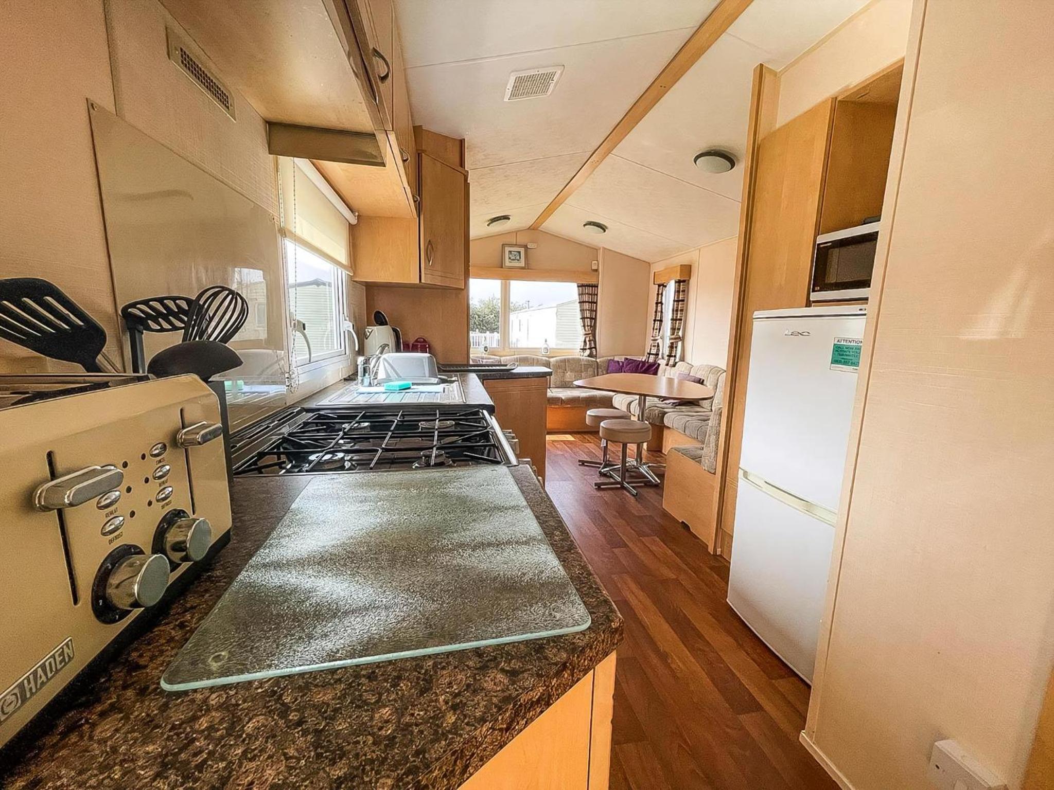 Lovely 6 Berth Caravan At Skipsea Sands Park In Yorkshire Ref 41053Sf view 5