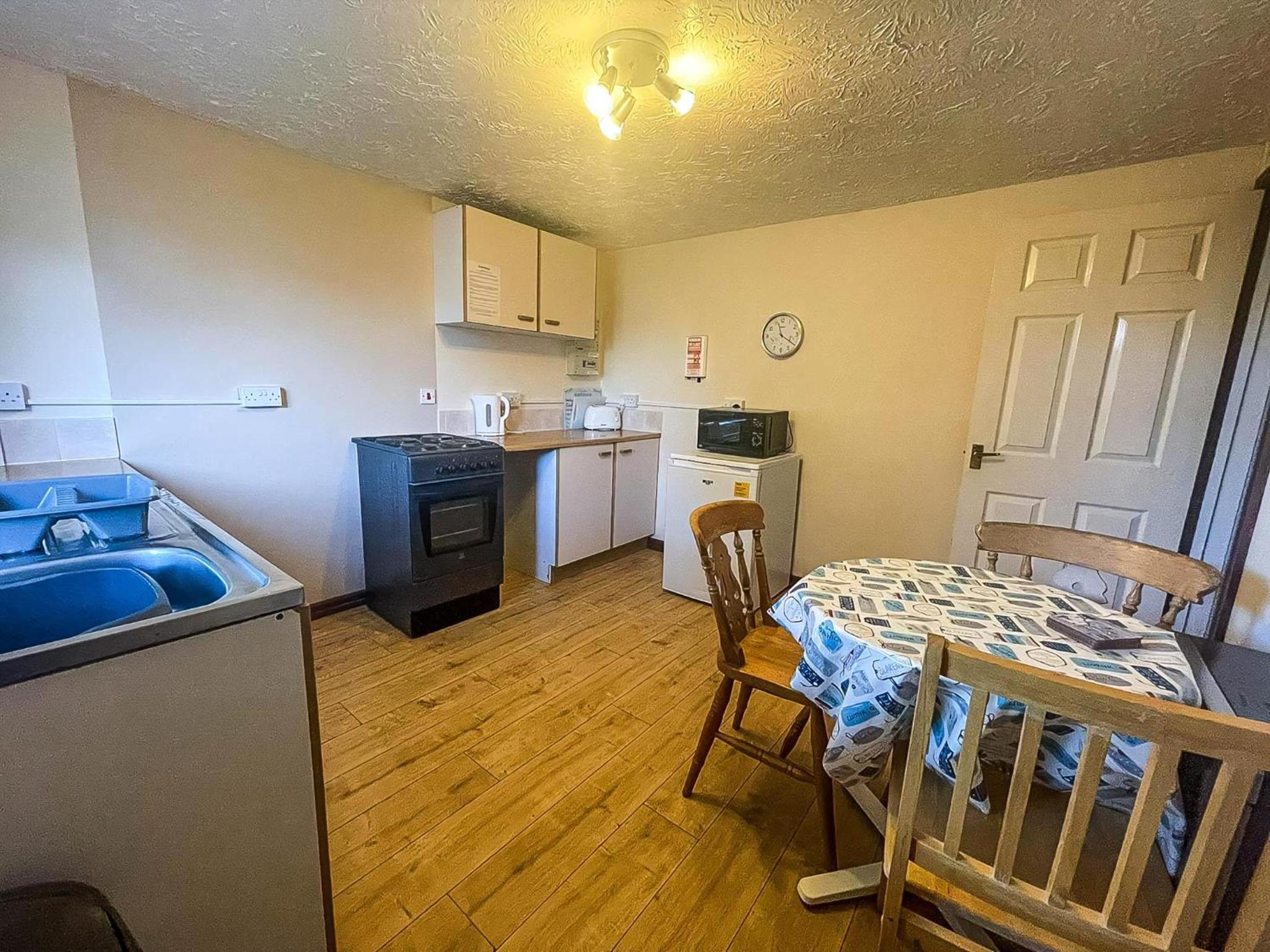 Seaside Holiday Cottage By The Beach In Beautiful Hemsby, Norfolk Ref 99006J view 2