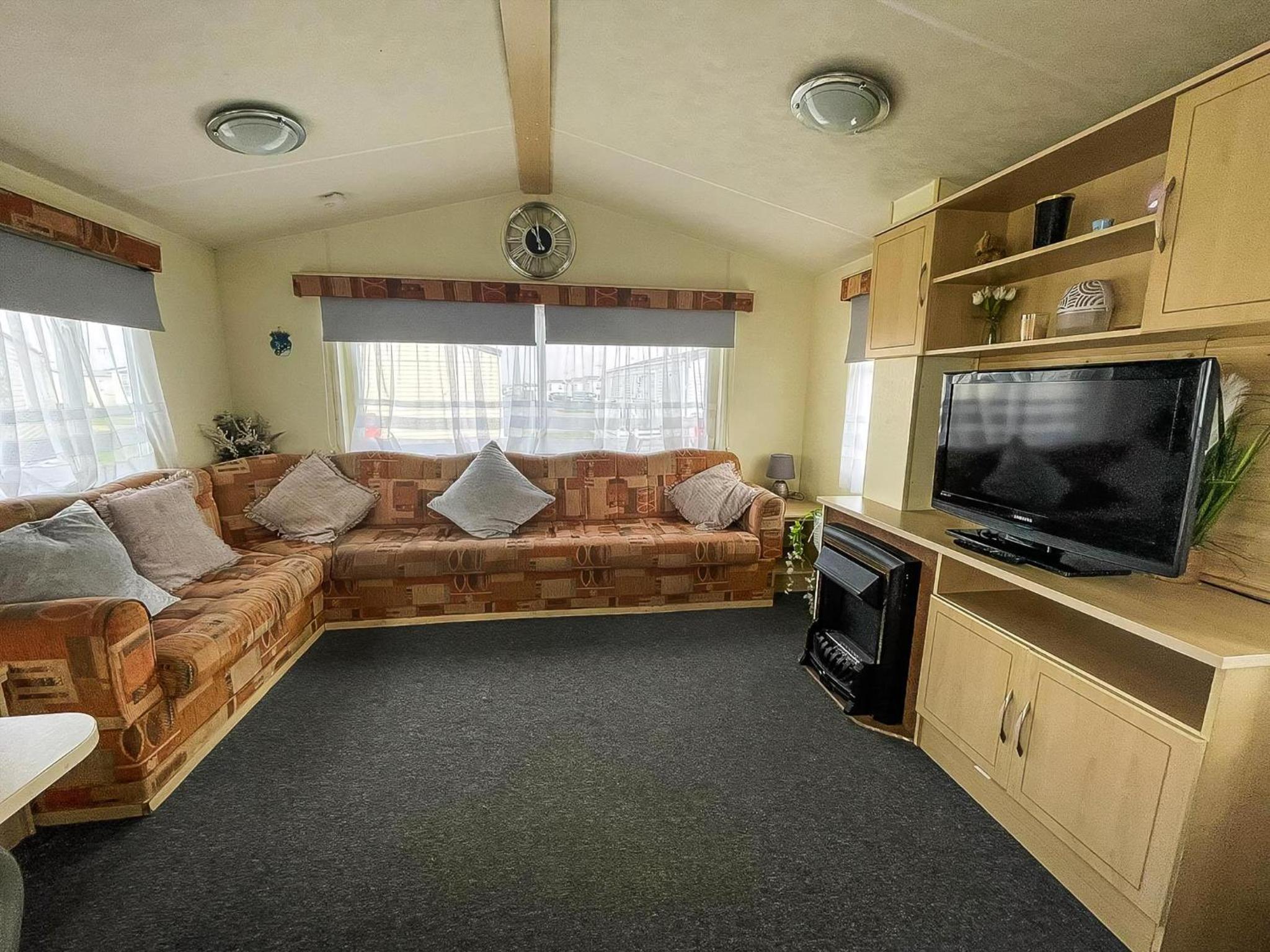 Caravan For Hire At Martello Beach Holiday Park In Essex Ref 29107Y view 5