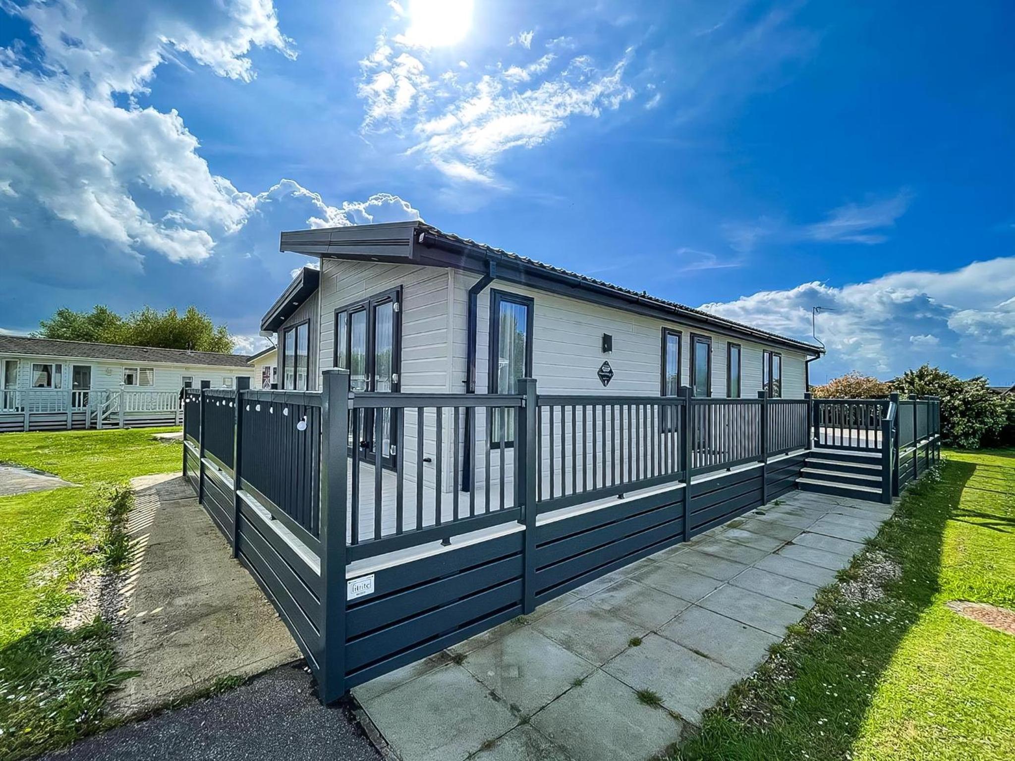 Stunning Lodge With Decking Nearby Hunstanton Beach, Sleeps 6 Ref 23215K