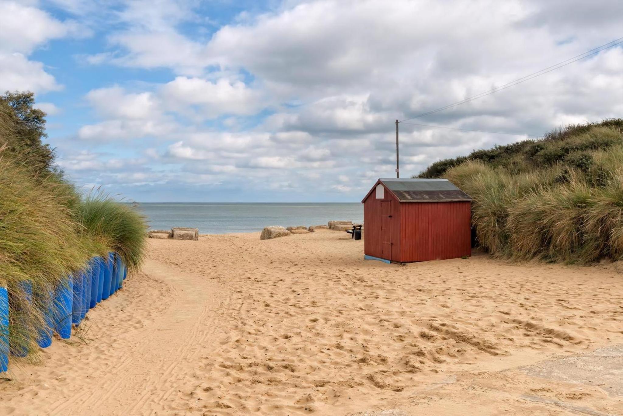 Lovely Chalet To Hire In Scratby Nearby The Beach In Norfolk Ref 76165B