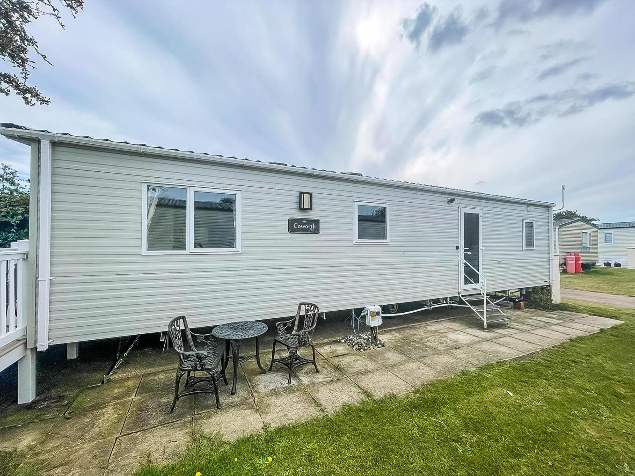 Lovely 6 Berth Caravan Close To The Beach In Suffolk Ref 68030Bs