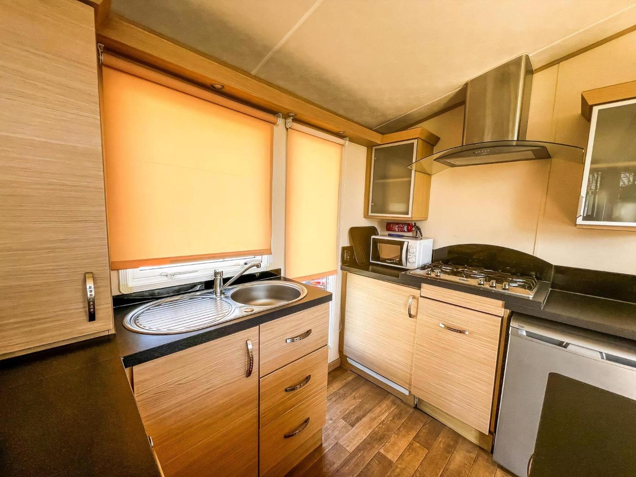 Great 6 Berth Caravan By The Beach At California Cliffs In Scratby Ref 50010L view 3