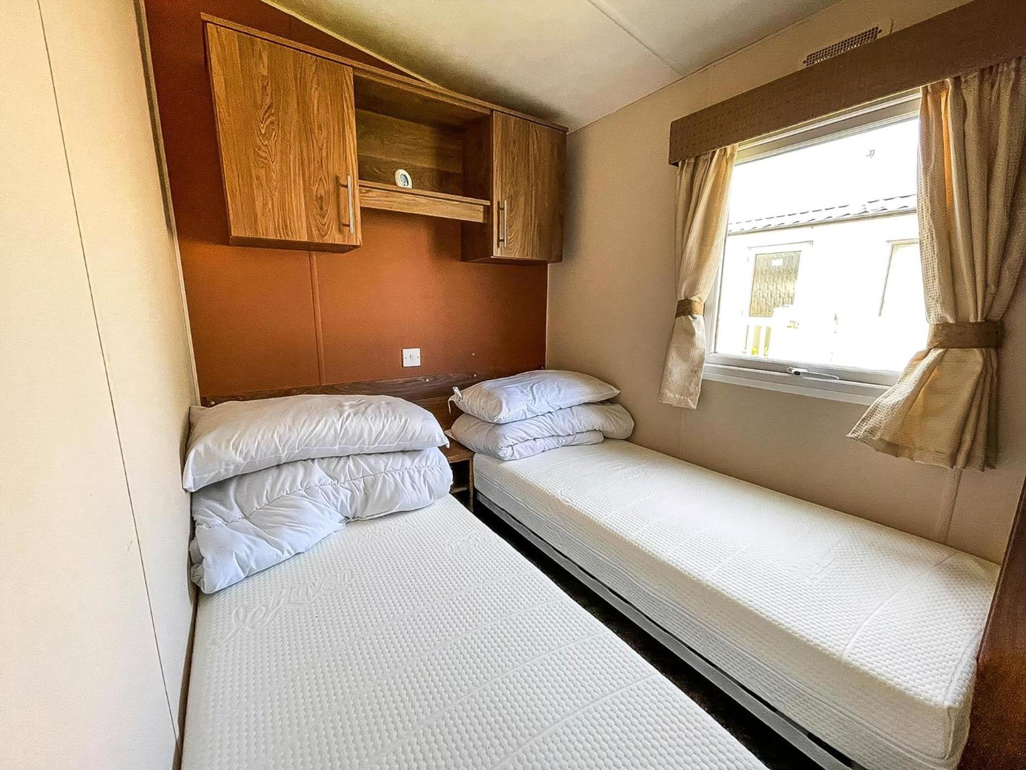 Lovely 8 Berth Caravan With Decking At Sunnydale Park, Lincolnshire Ref 35091Br view 3